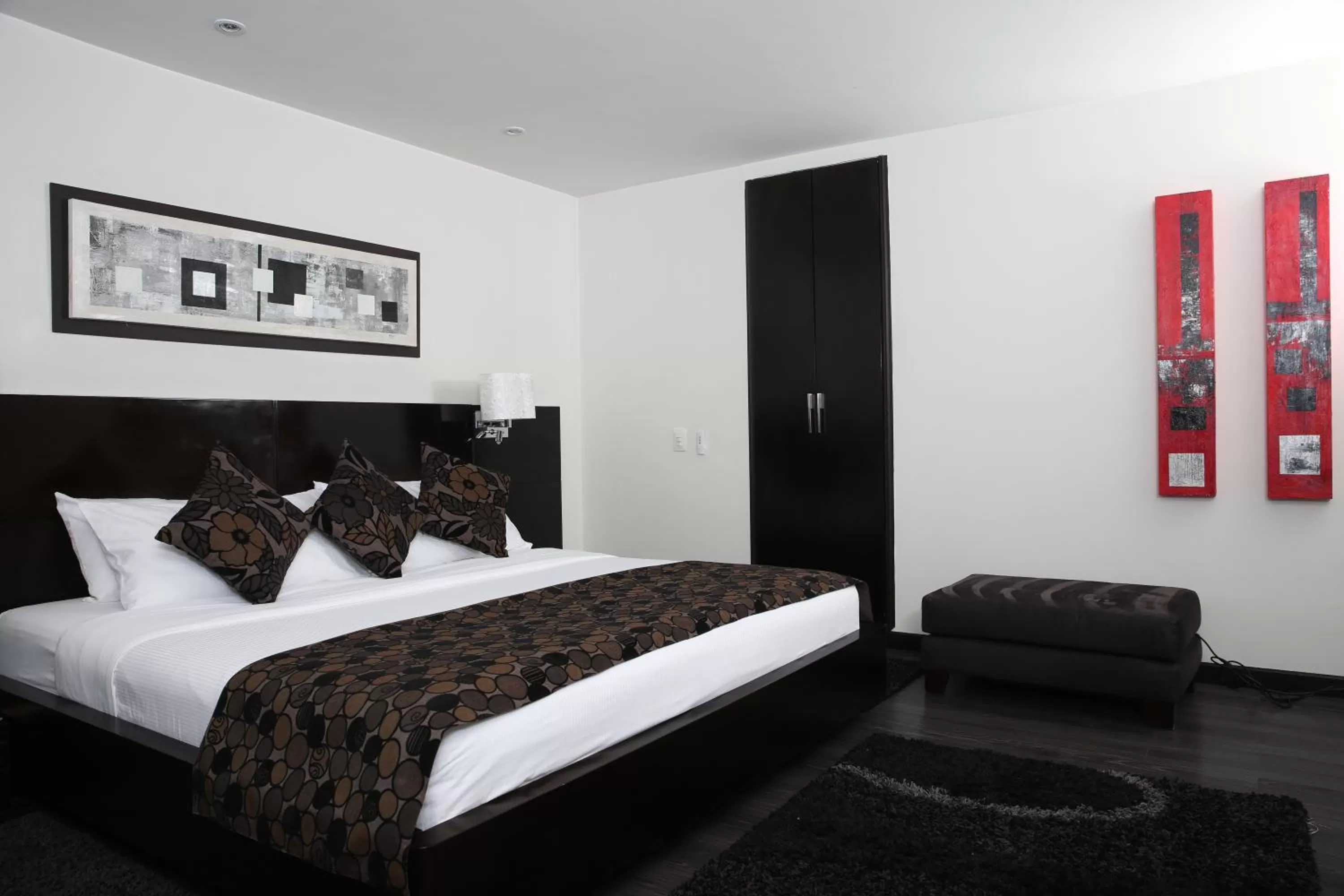 Bedroom, Bed in Hotel Suites 108