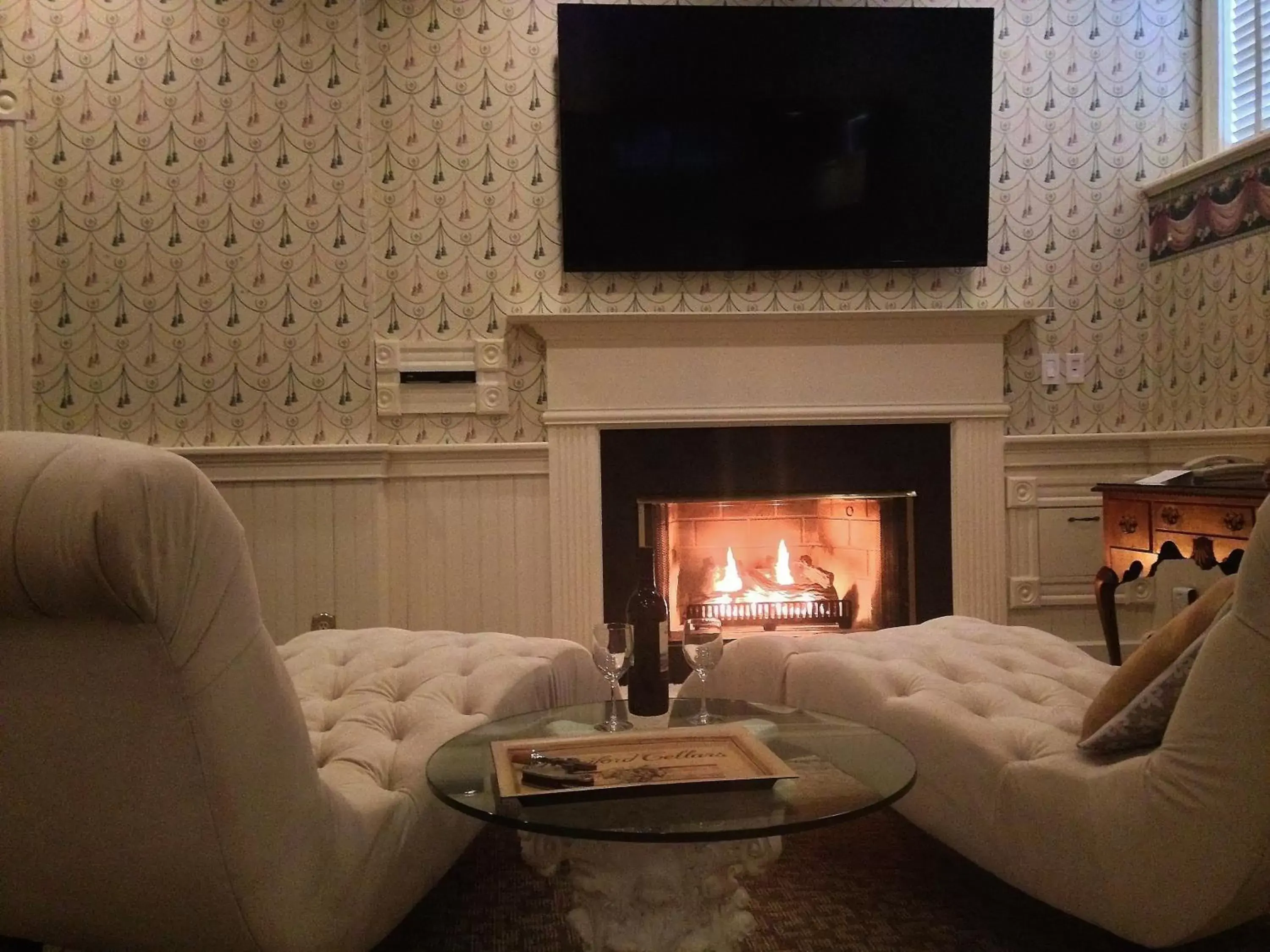 TV and multimedia, Seating Area in Chambery Inn