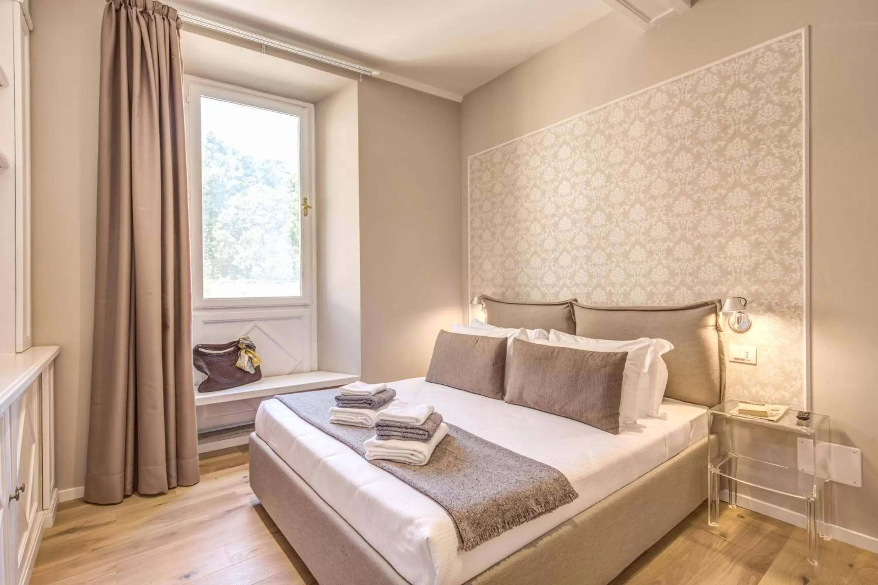 Photo of the whole room, Bed in The Spanish Suite Via di Ripetta