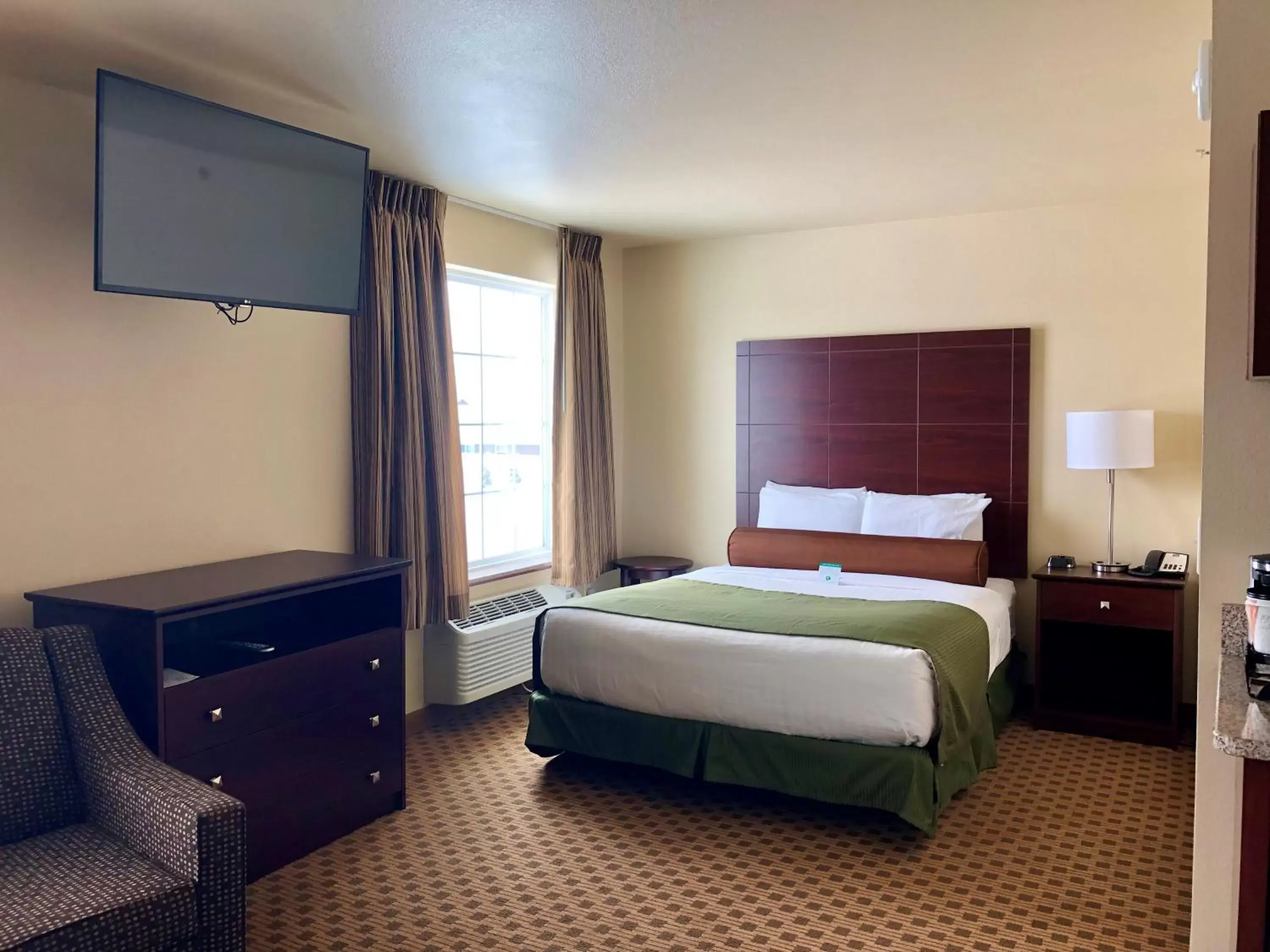 Bed in Cobblestone Hotel & Suites Pulaski/Green Bay