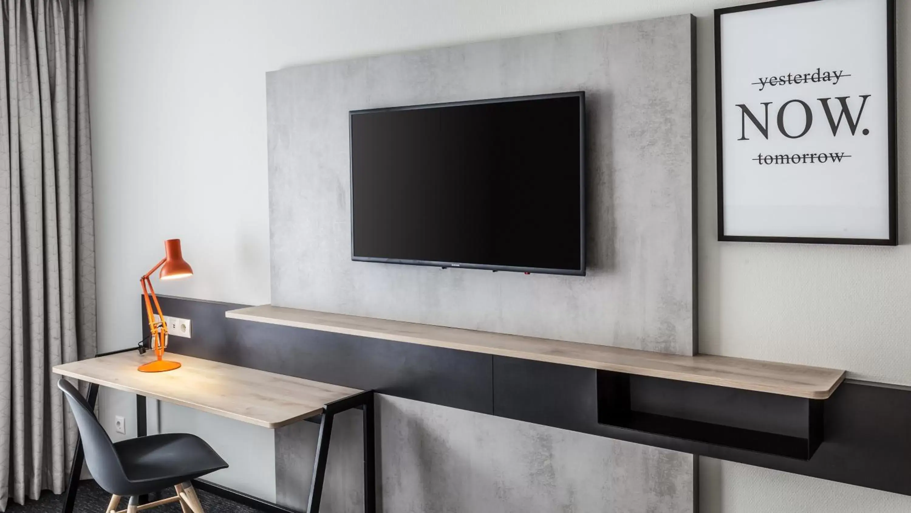 Photo of the whole room, TV/Entertainment Center in Holiday Inn München Süd, an IHG Hotel