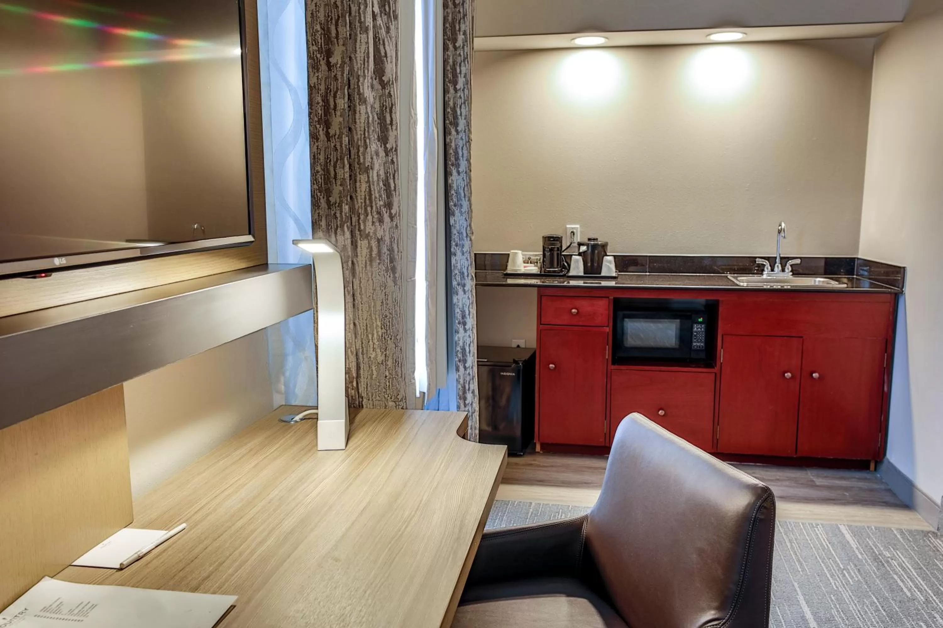 Kitchen or kitchenette in Country Inn & Suites by Radisson Nashville Airport TN