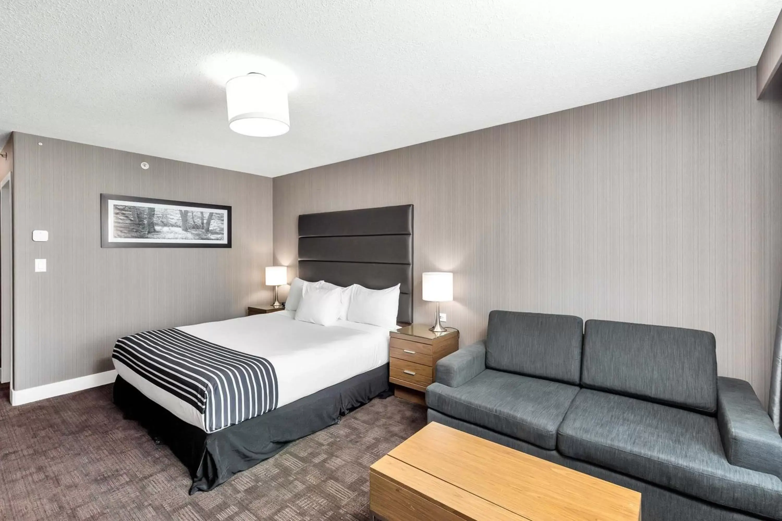 Bedroom, Bed in Sandman Hotel Grande Prairie