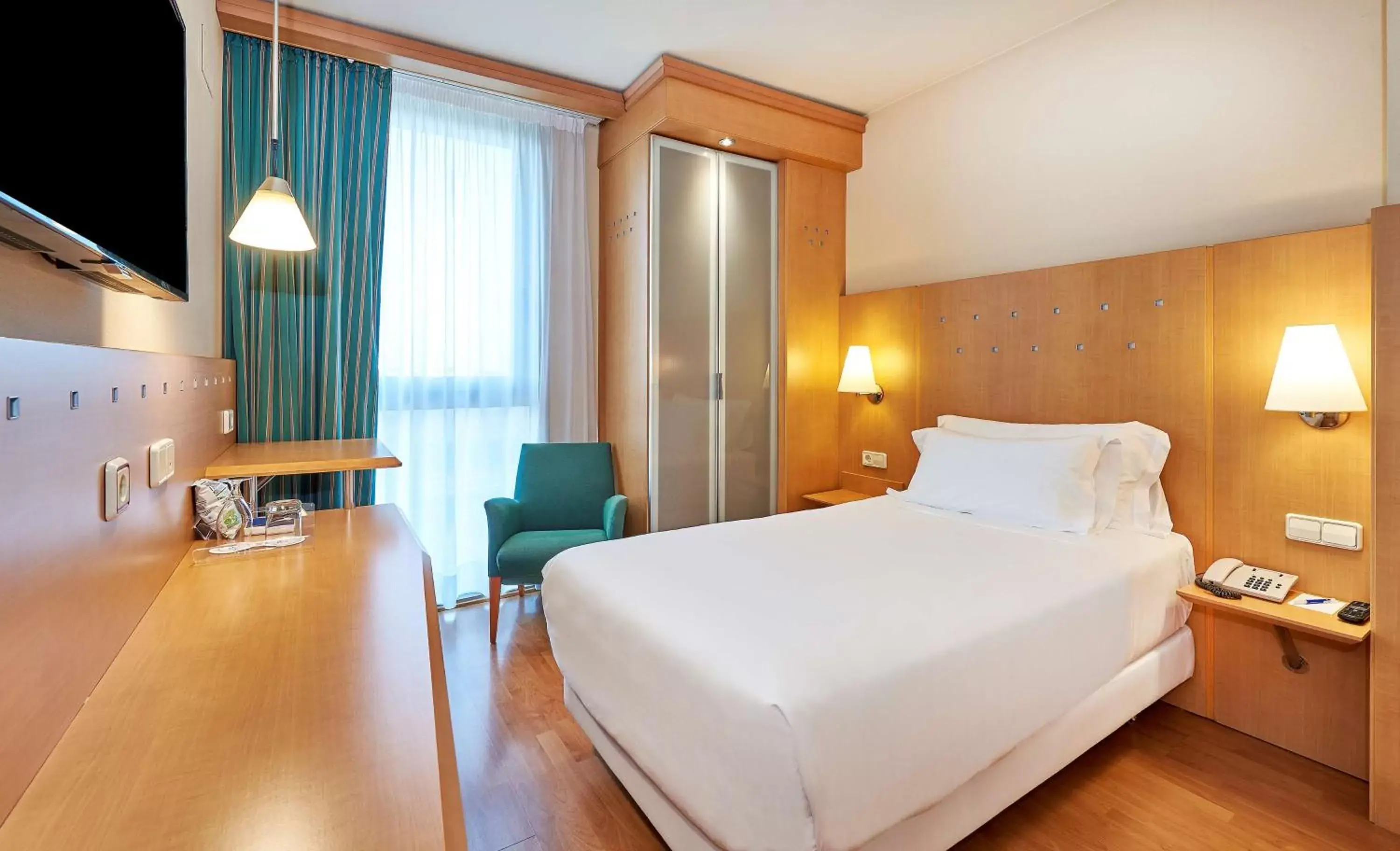 Photo of the whole room, Bed in Sercotel Porta Barcelona