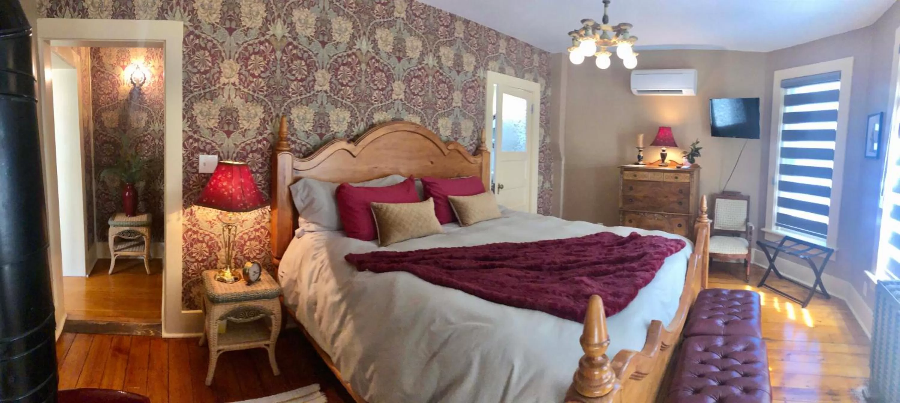 Bedroom, Bed in Moulin Rouge House Bed and Breakfast