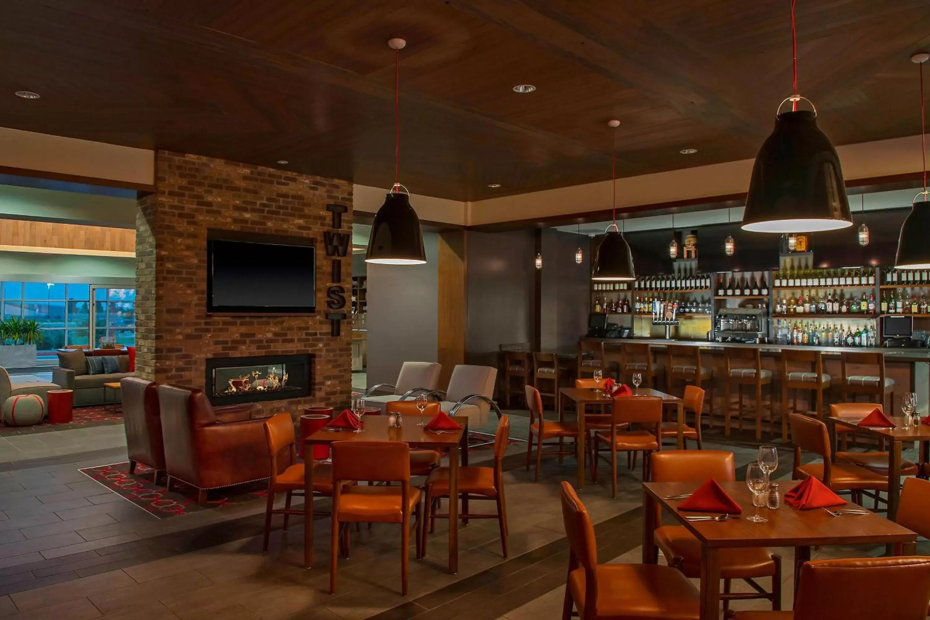 Restaurant/places to eat, Lounge/Bar in Four Points by Sheraton Midland