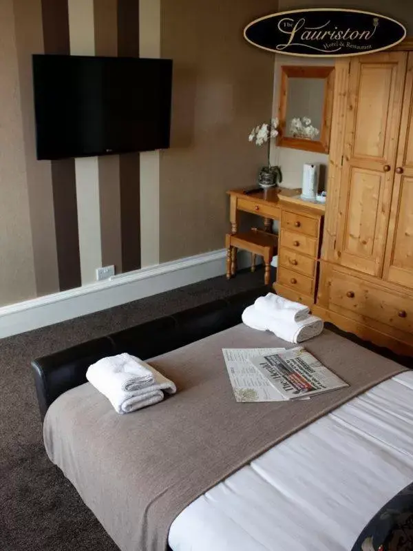 Bedroom, TV/Entertainment Center in Lauriston Hotel