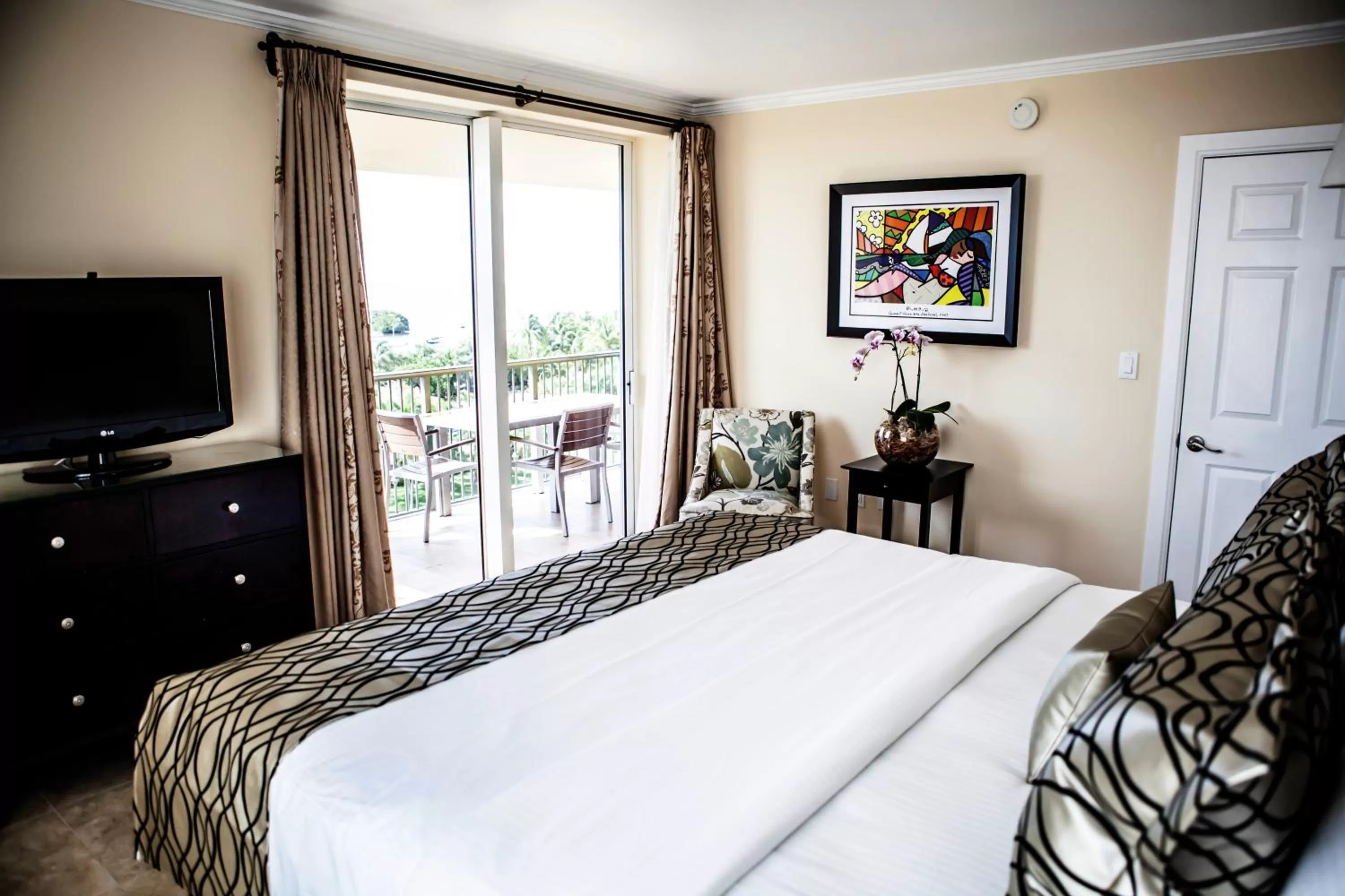 Bed in The Mutiny Luxury Suites Hotel