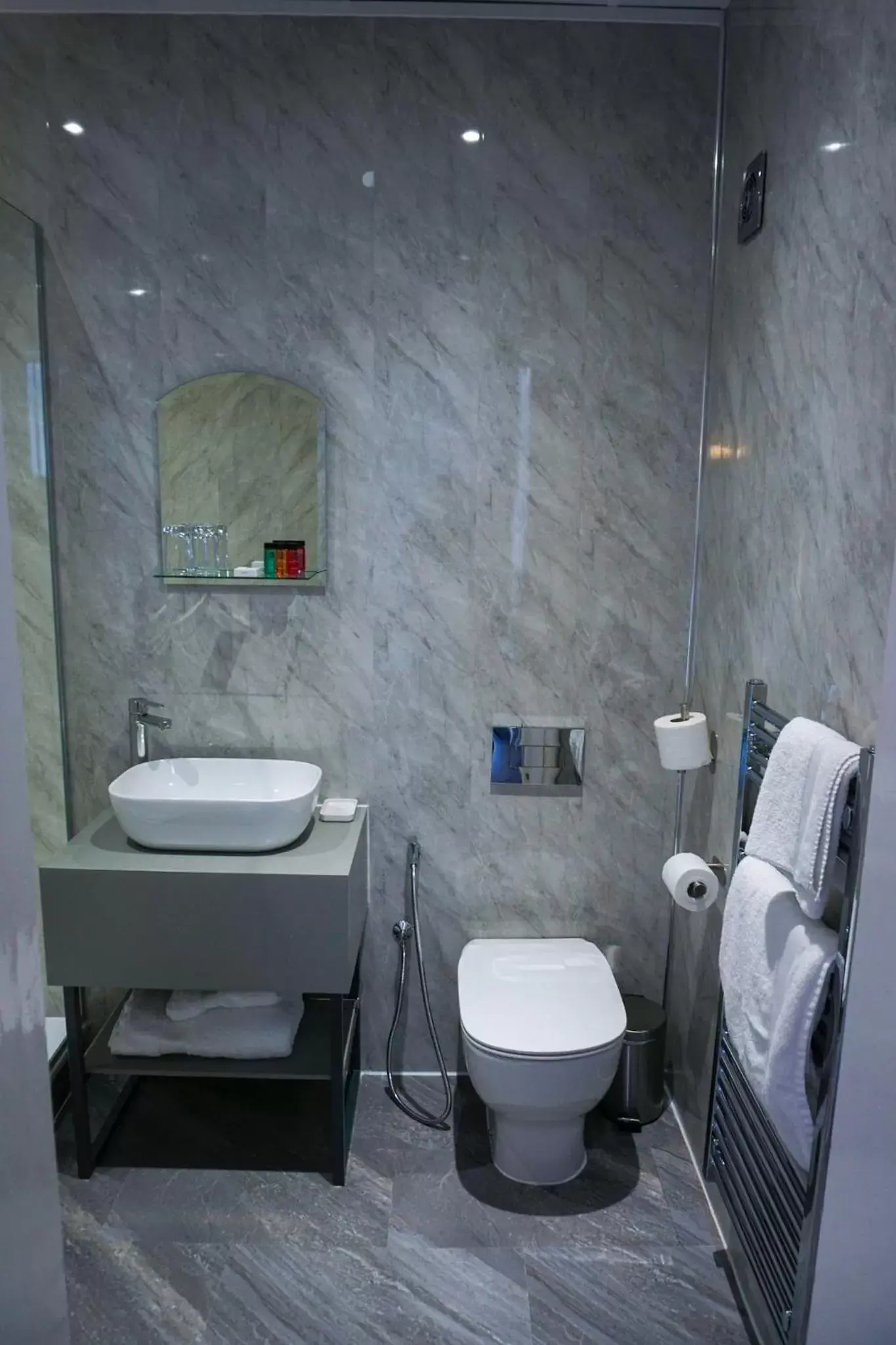 Bathroom in Wroxall Abbey Hotel