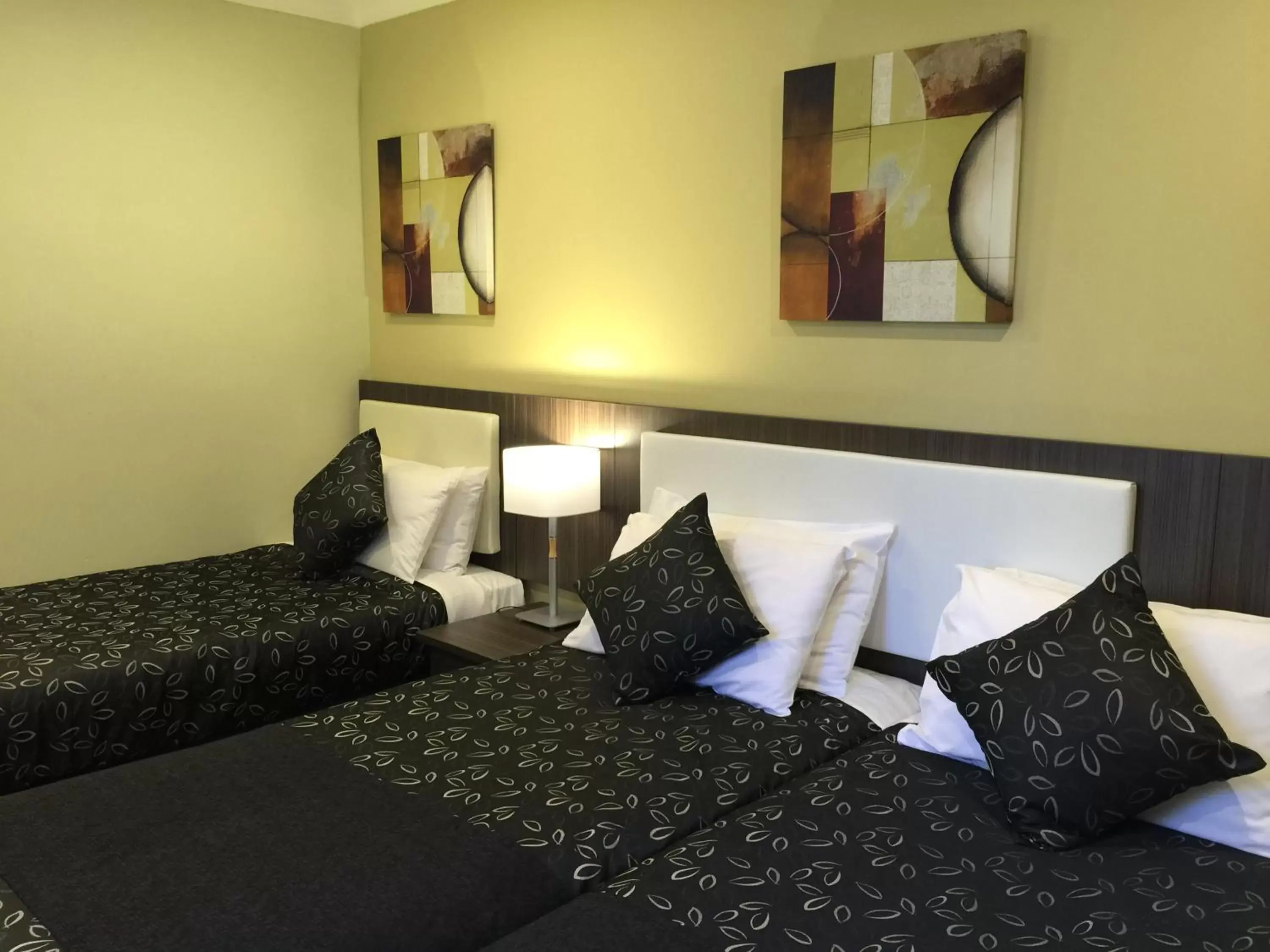 Bedroom, Bed in Park Squire Motor Inn & Serviced Apartments