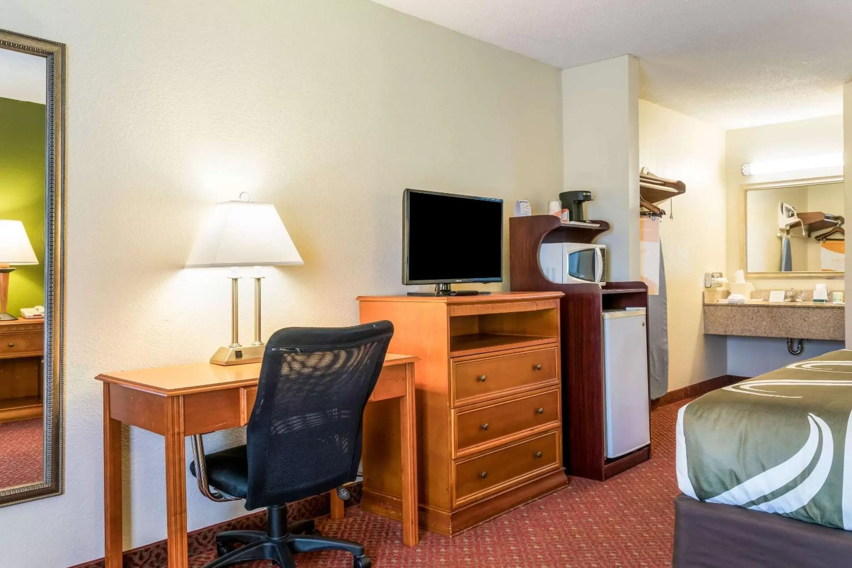 Photo of the whole room, TV/Entertainment Center in Quality Inn North Battleboro