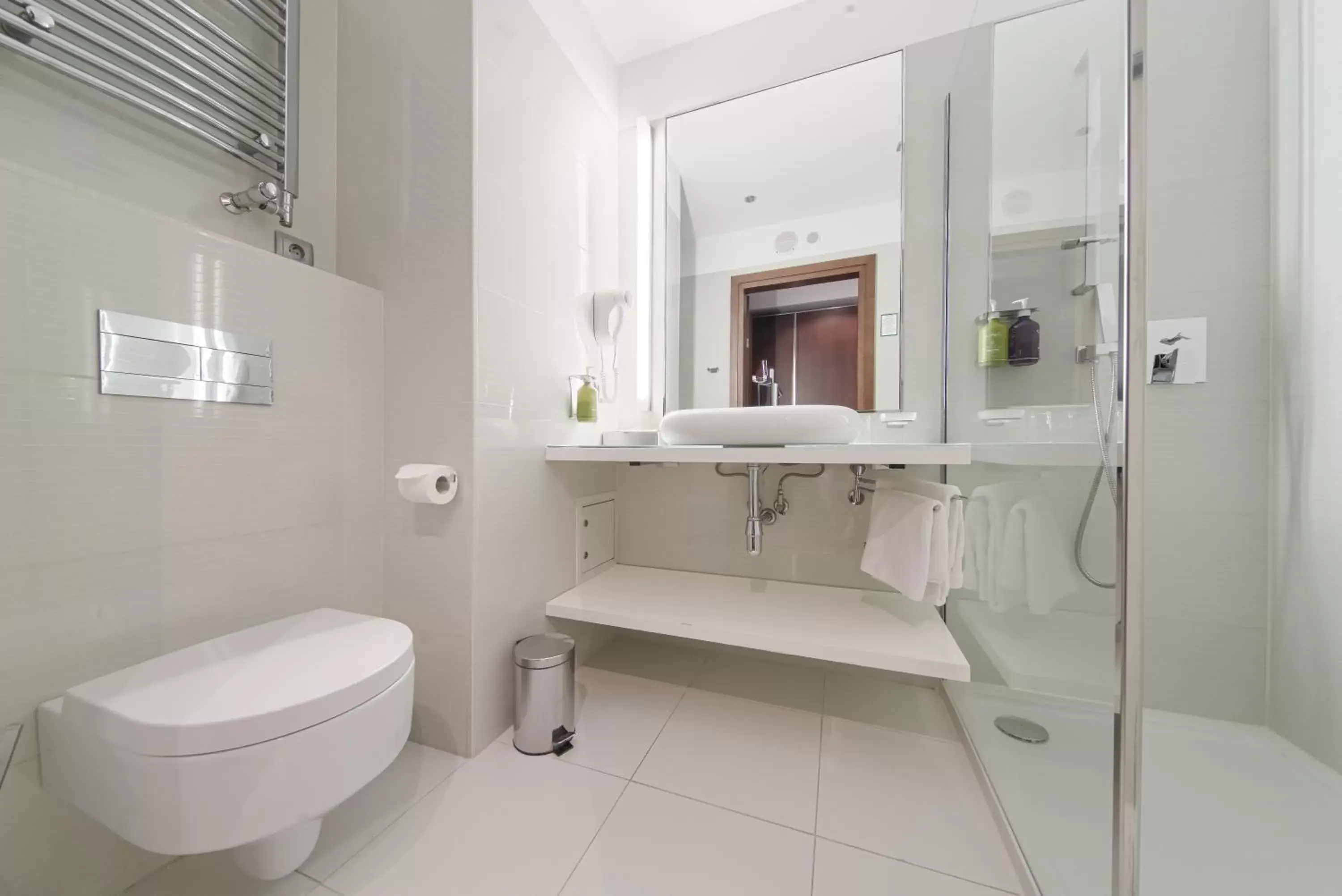 Shower, Bathroom in Holiday Inn Bydgoszcz, an IHG Hotel