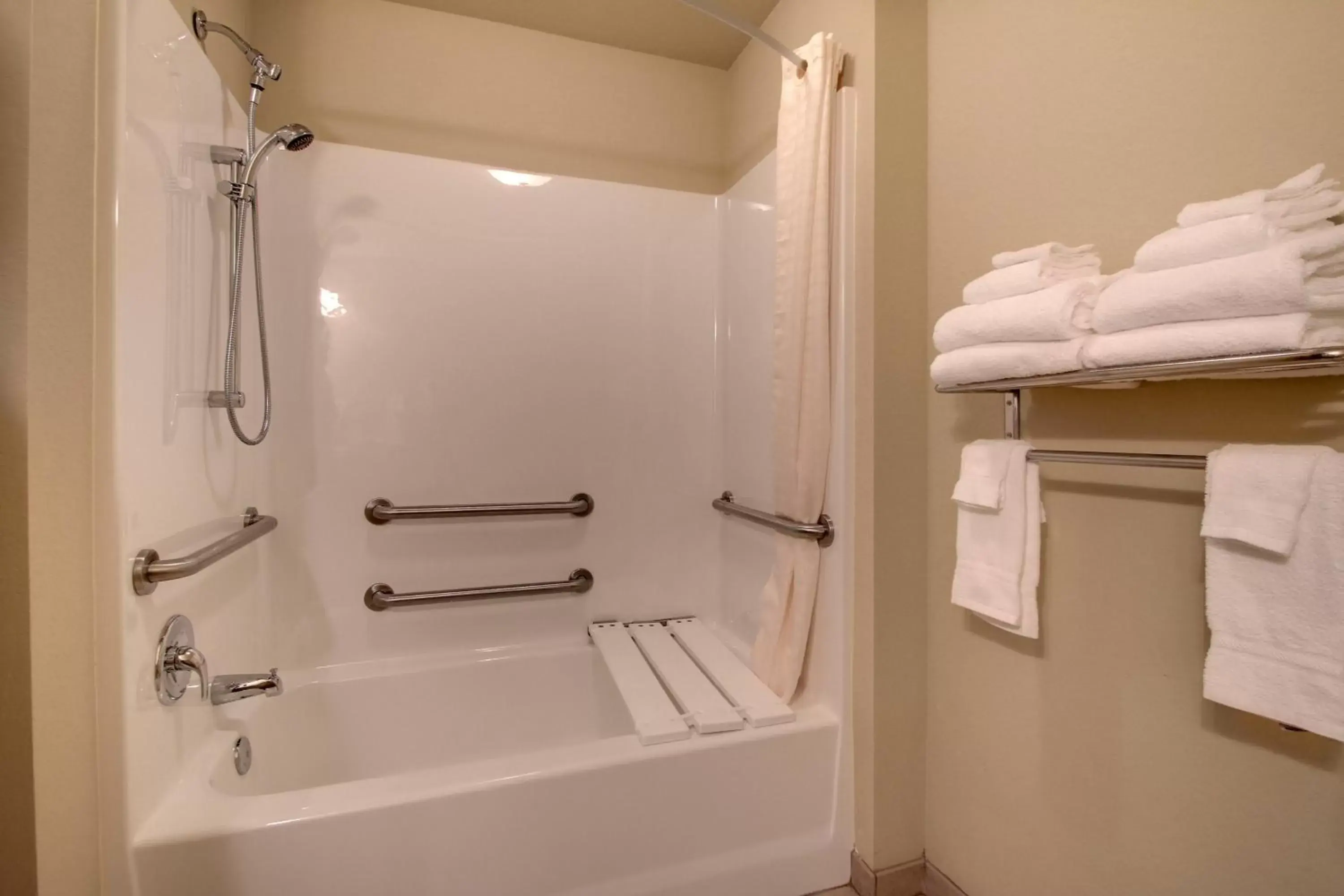 Shower, Bathroom in Cobblestone Inn & Suites - Schuyler