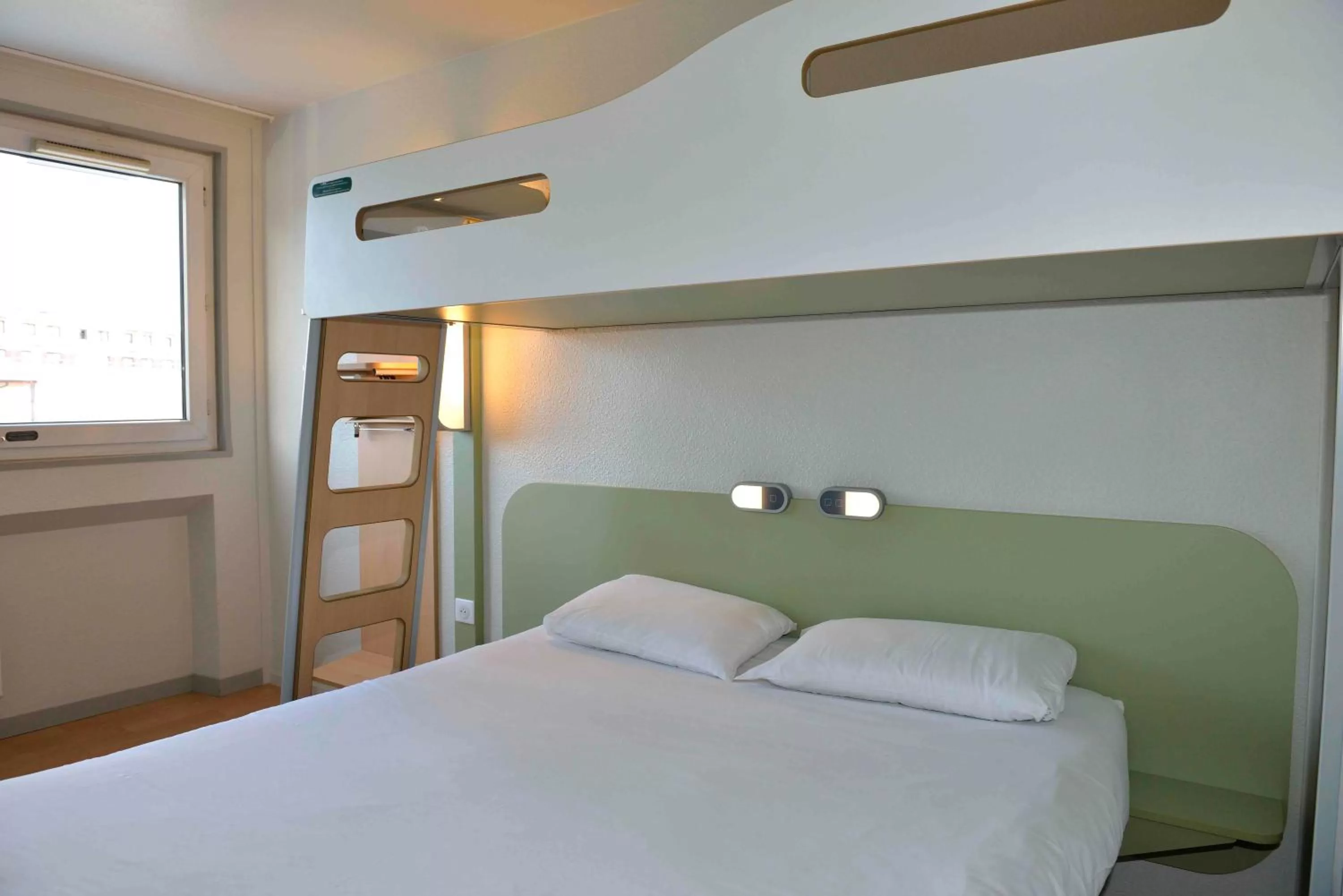 Bed in ibis budget Bordeaux Lac