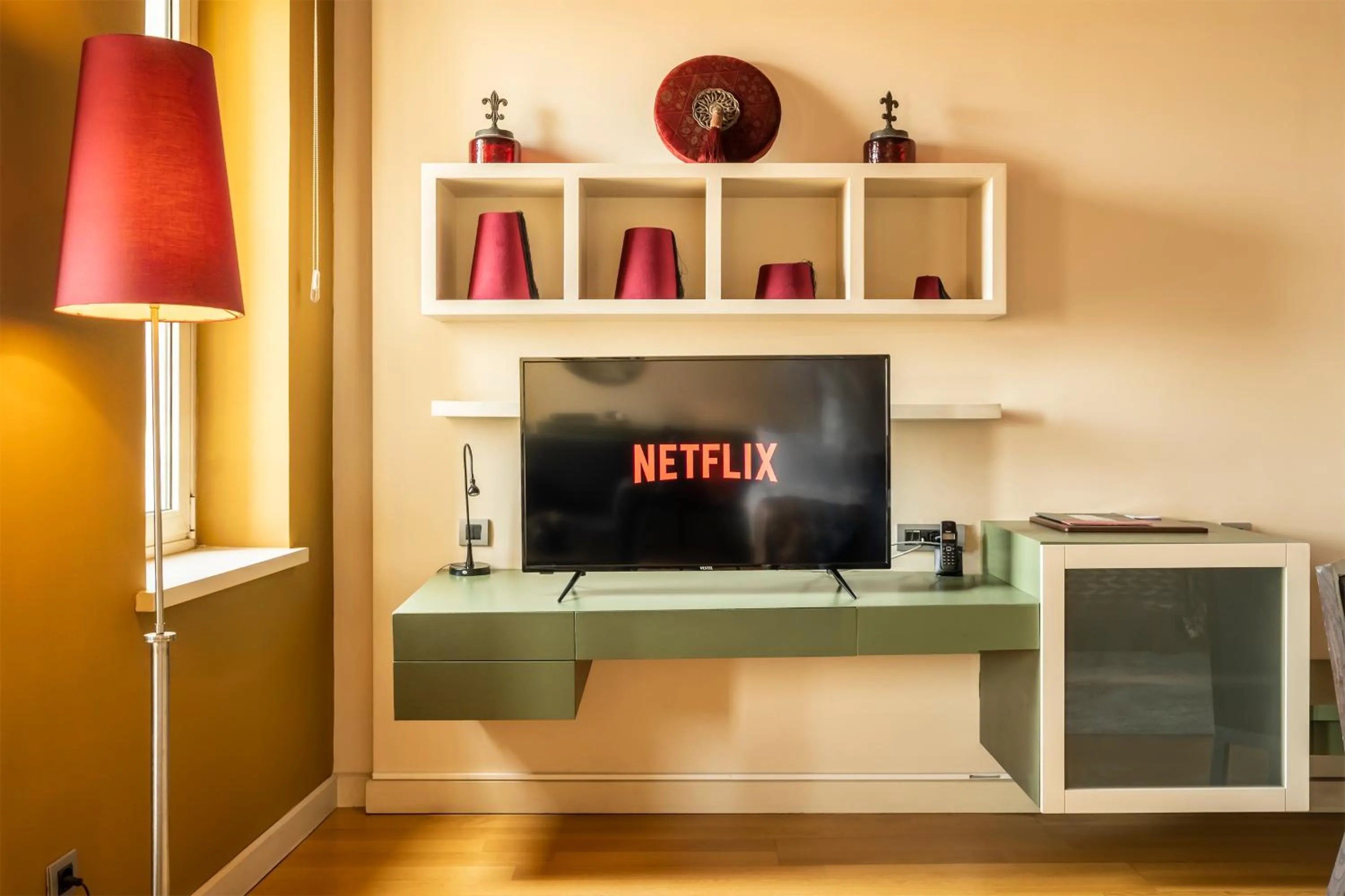 Communal lounge/ TV room in Ansen Hotel and Suites