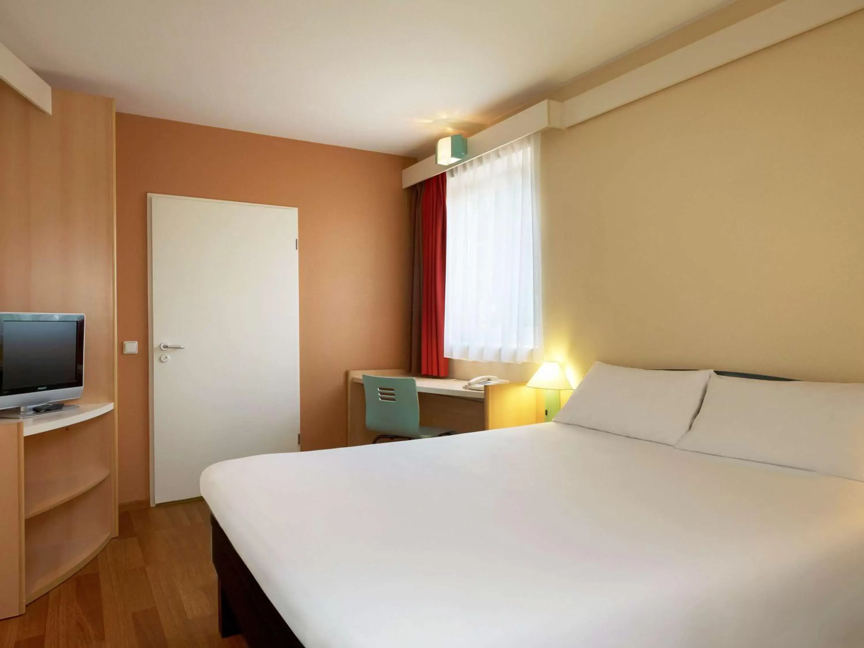 Photo of the whole room, Bed in Ibis Poznan Stare Miasto