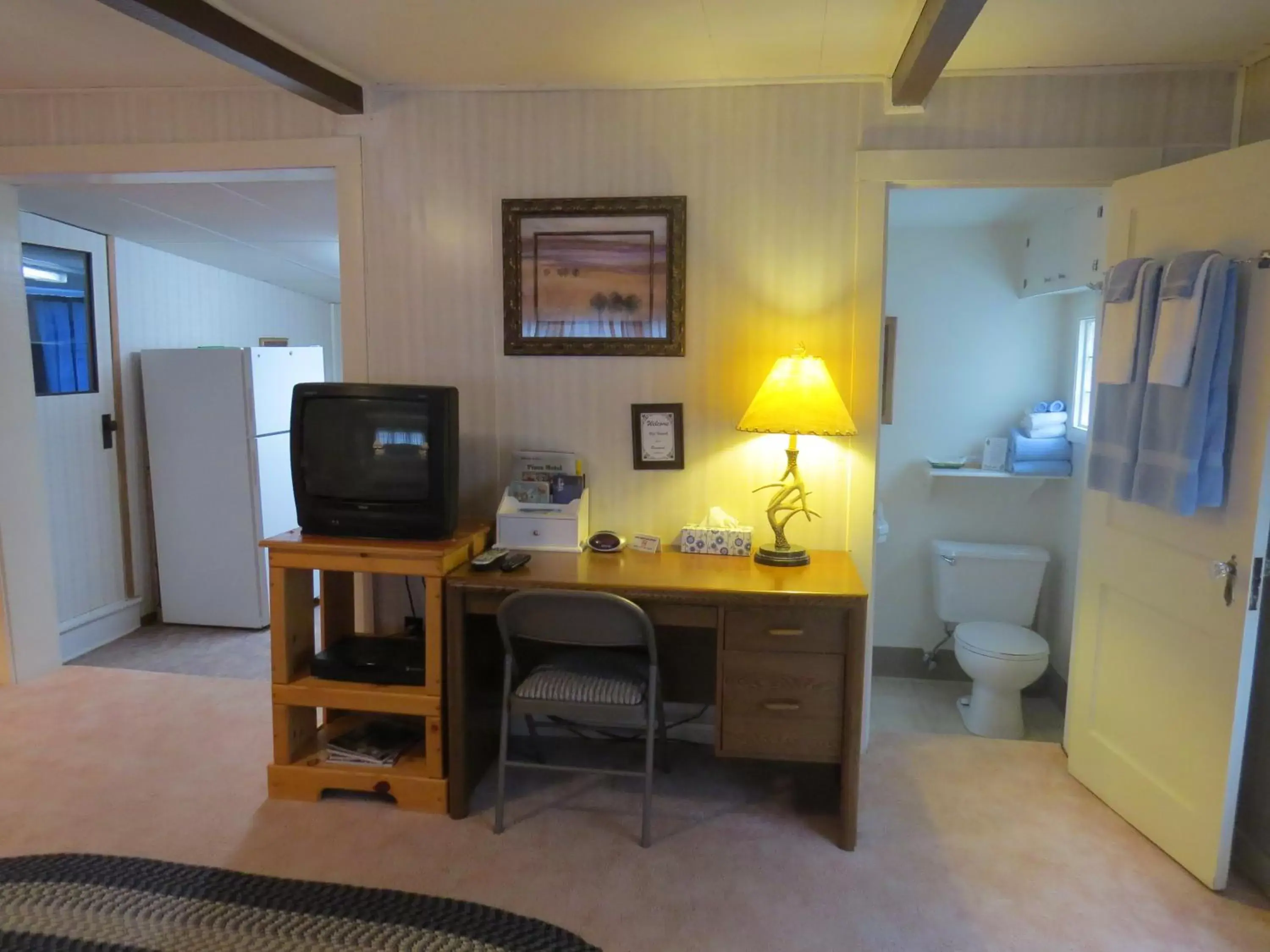 Bathroom, TV/Entertainment Center in The Pines Country Inn