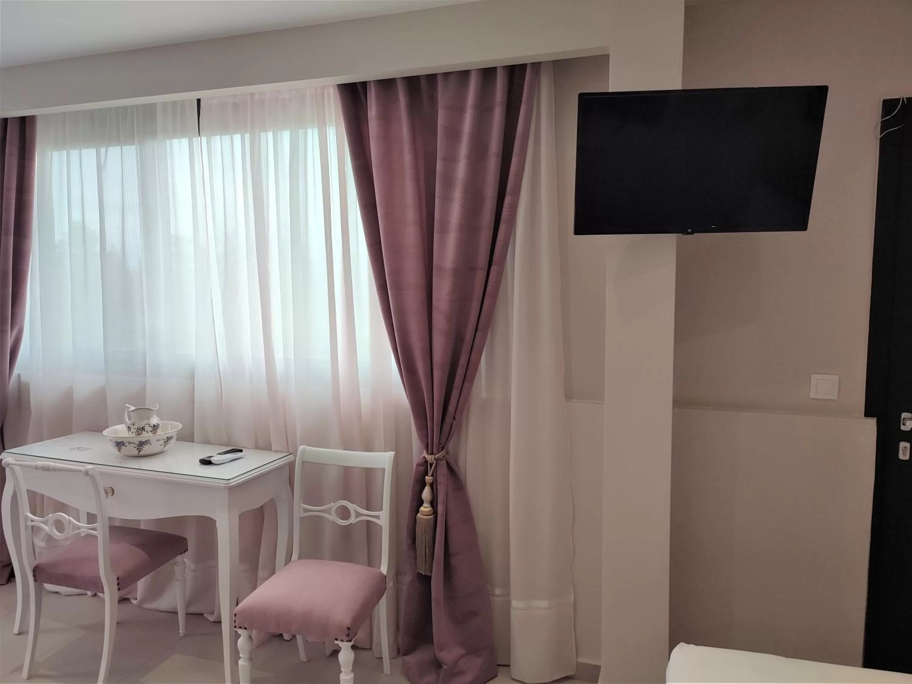 Photo of the whole room in Light Blue Hotel