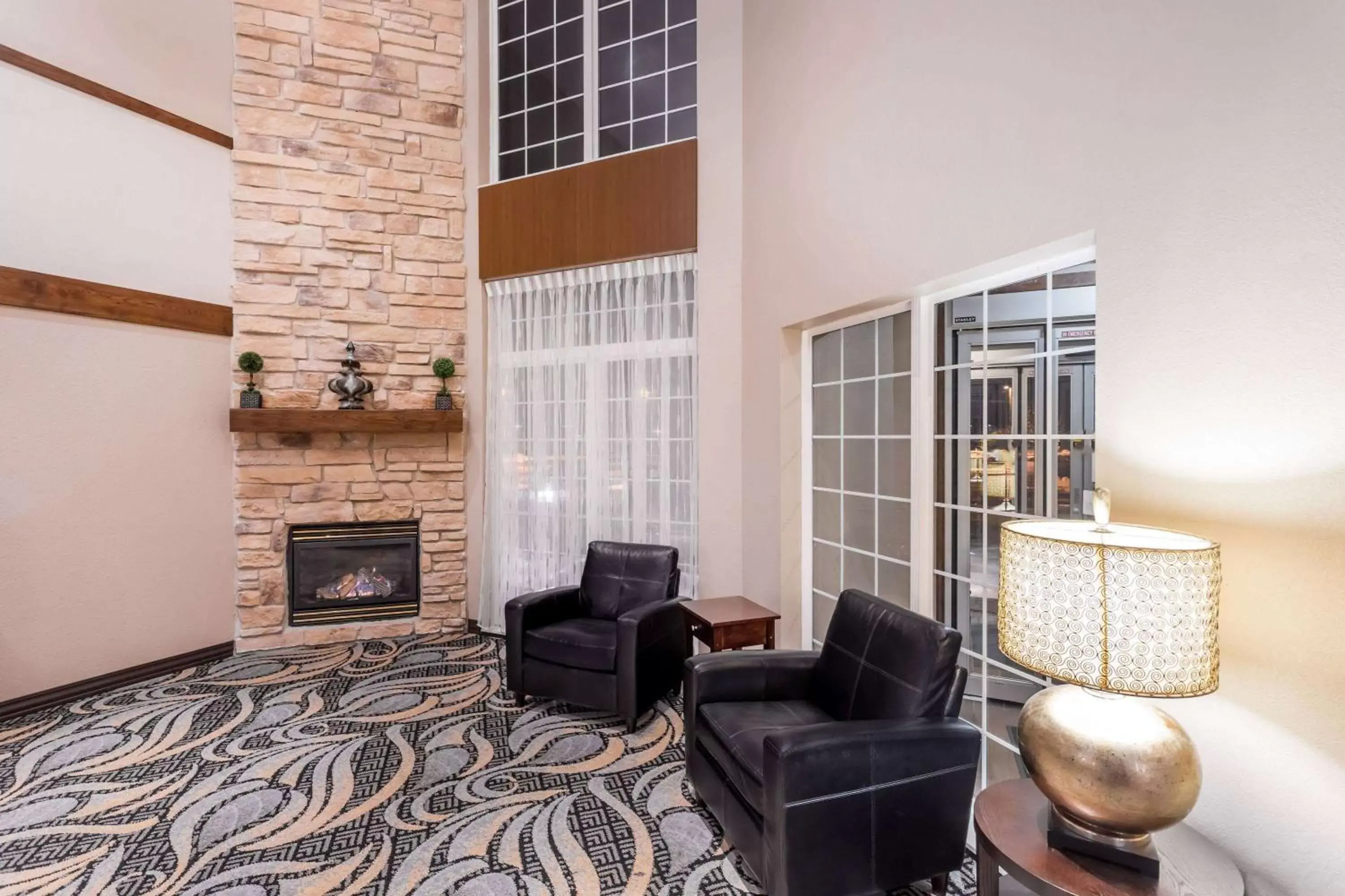 Lobby or reception, Seating Area in Wyndham Garden Madison Fitchburg