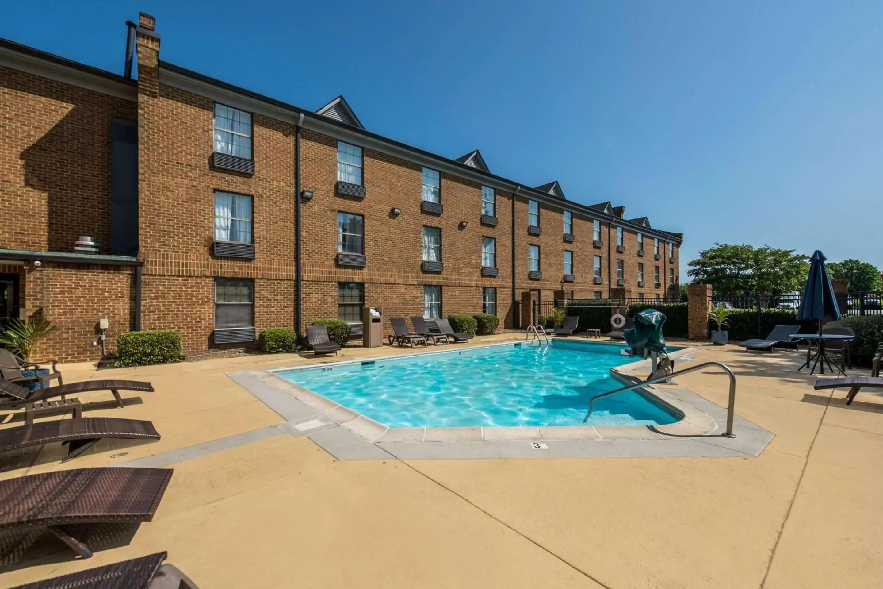 Swimming pool, Property Building in Comfort Inn Newport News - Hampton I-64