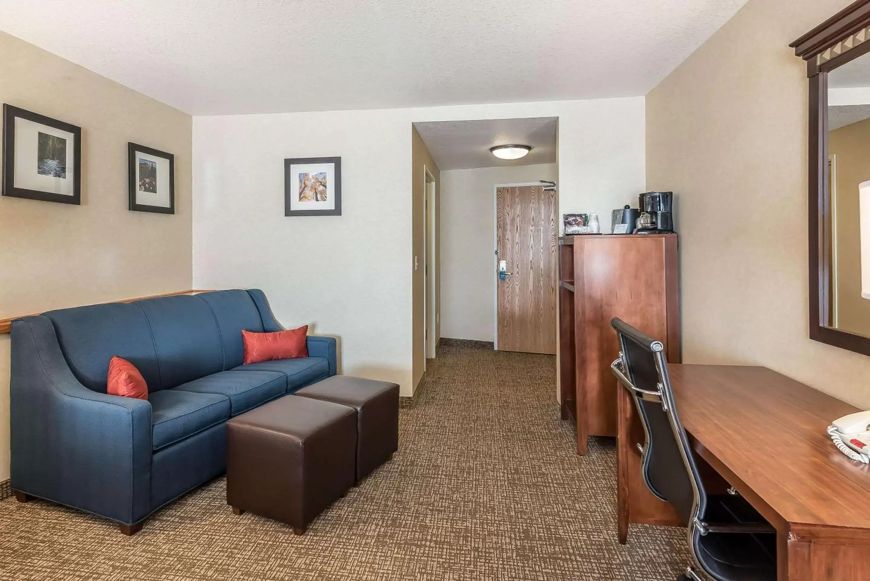 Bedroom, Seating Area in Comfort Suites Longmont