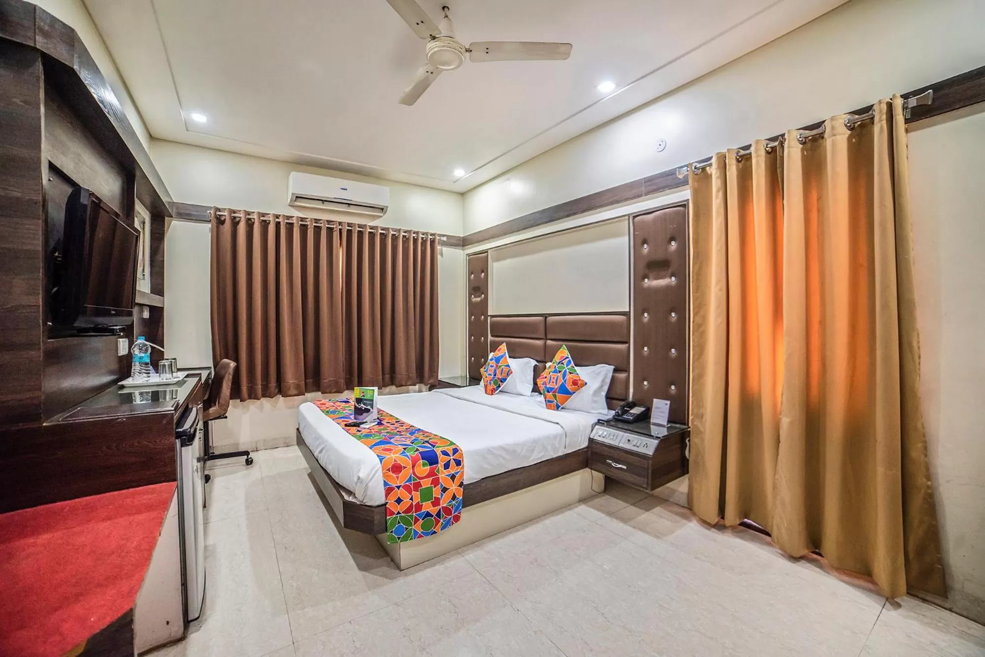 Bedroom, Bed in Fabhotel Santoor - Geeta Bhawan Square