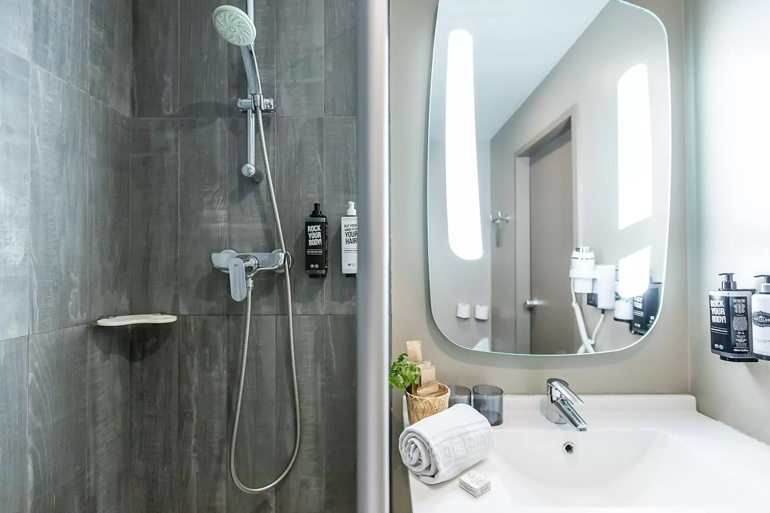 Shower, Bathroom in Hotel ibis Porto Gaia