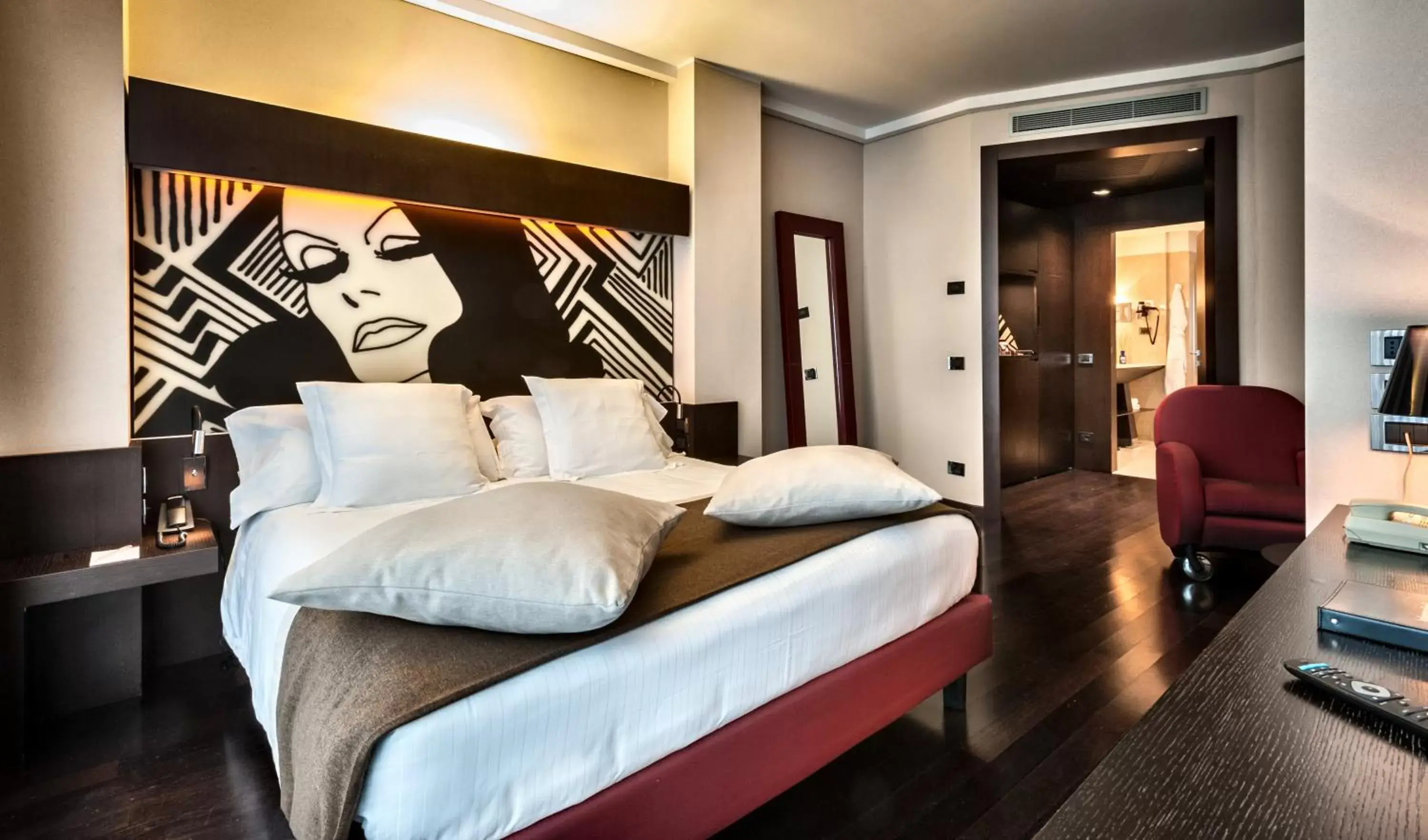Photo of the whole room, Bed in Crowne Plaza Milan City, an IHG Hotel
