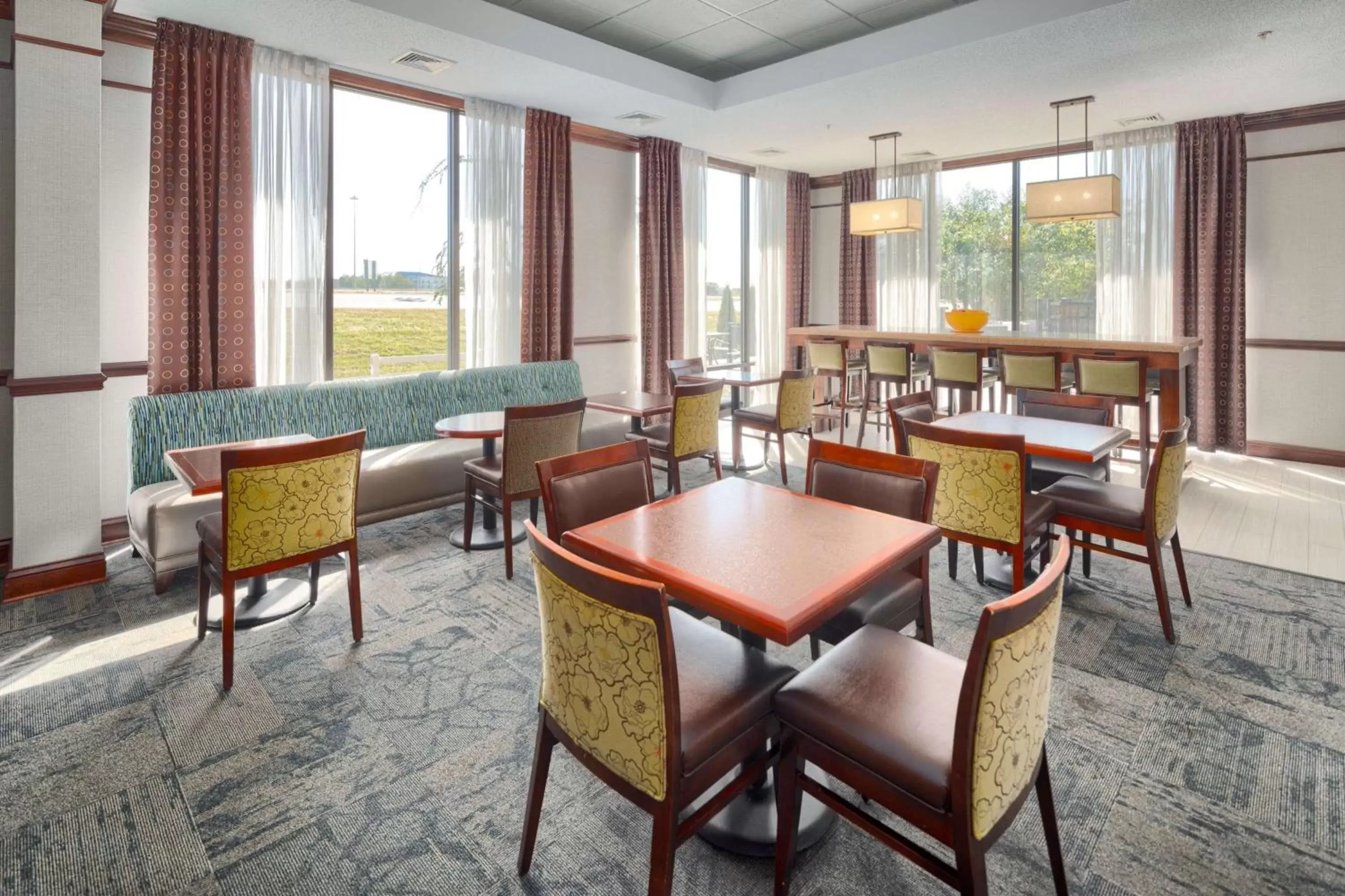 Restaurant/places to eat, Lounge/Bar in Hampton Inn Louisville Northeast