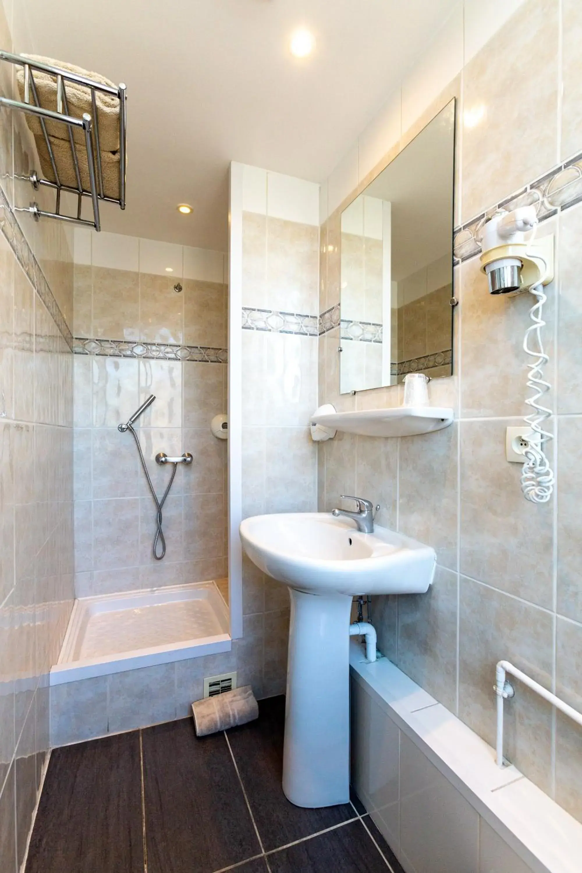 Shower, Bathroom in Hotel Regina Bordeaux Gare Saint-Jean