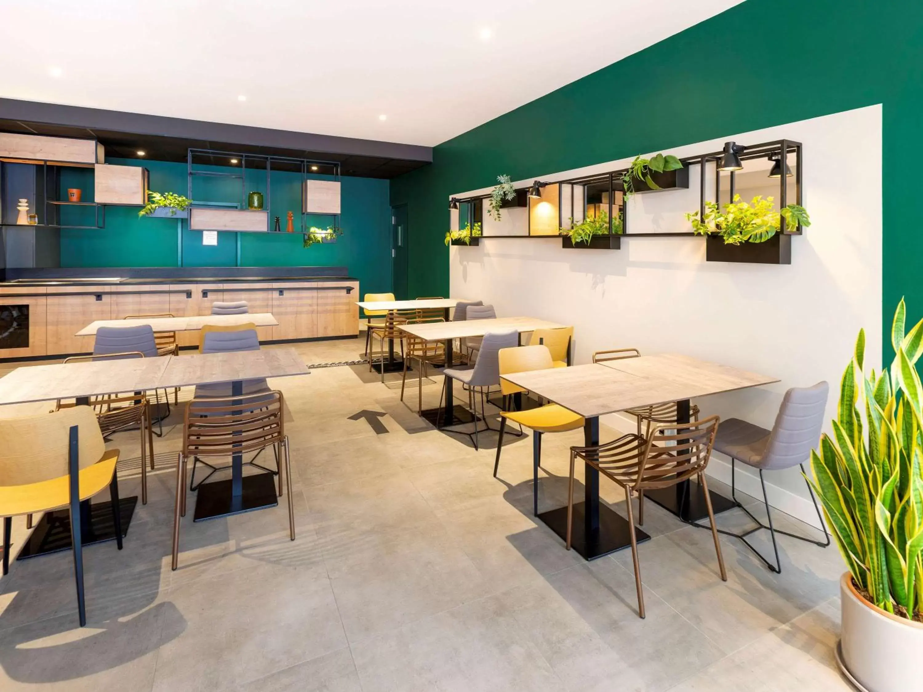 Restaurant/Places to Eat in Ibis Pau Centre
