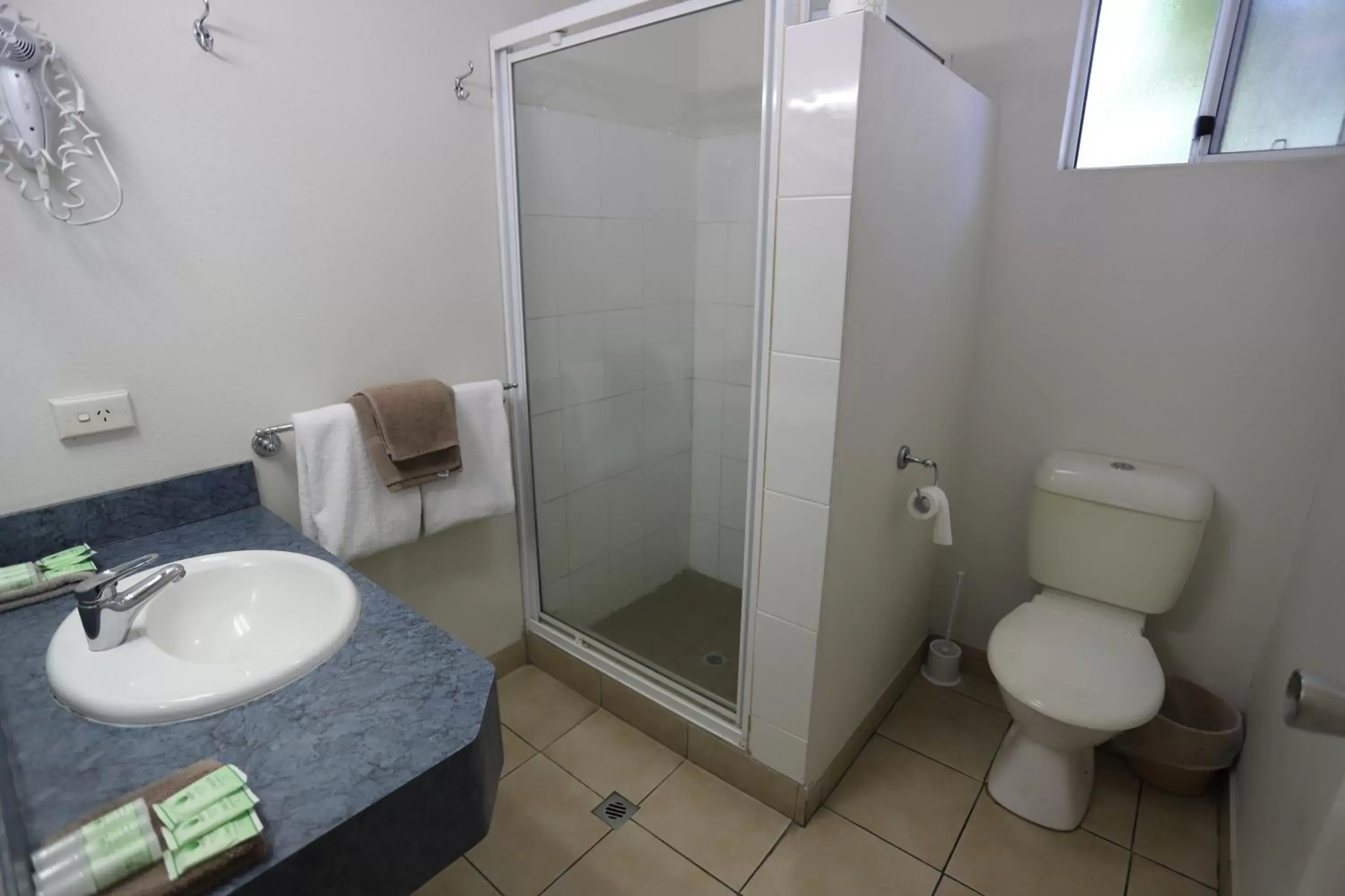 Shower, Bathroom in Tropic Coast Motel