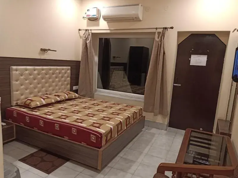 Photo of the whole room, Bed in Scindhia Guest House