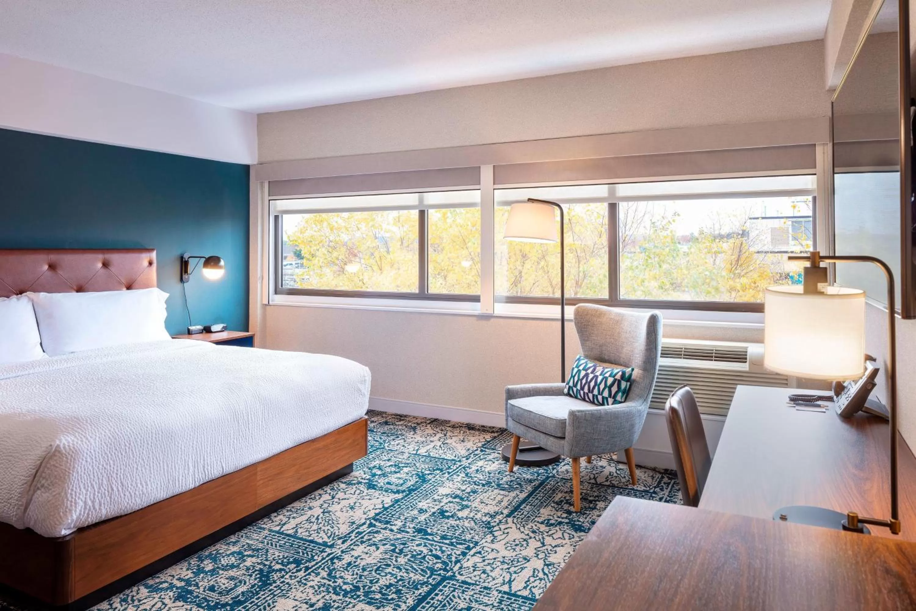 Photo of the whole room, Bed in Four Points by Sheraton Norwood Conference Center