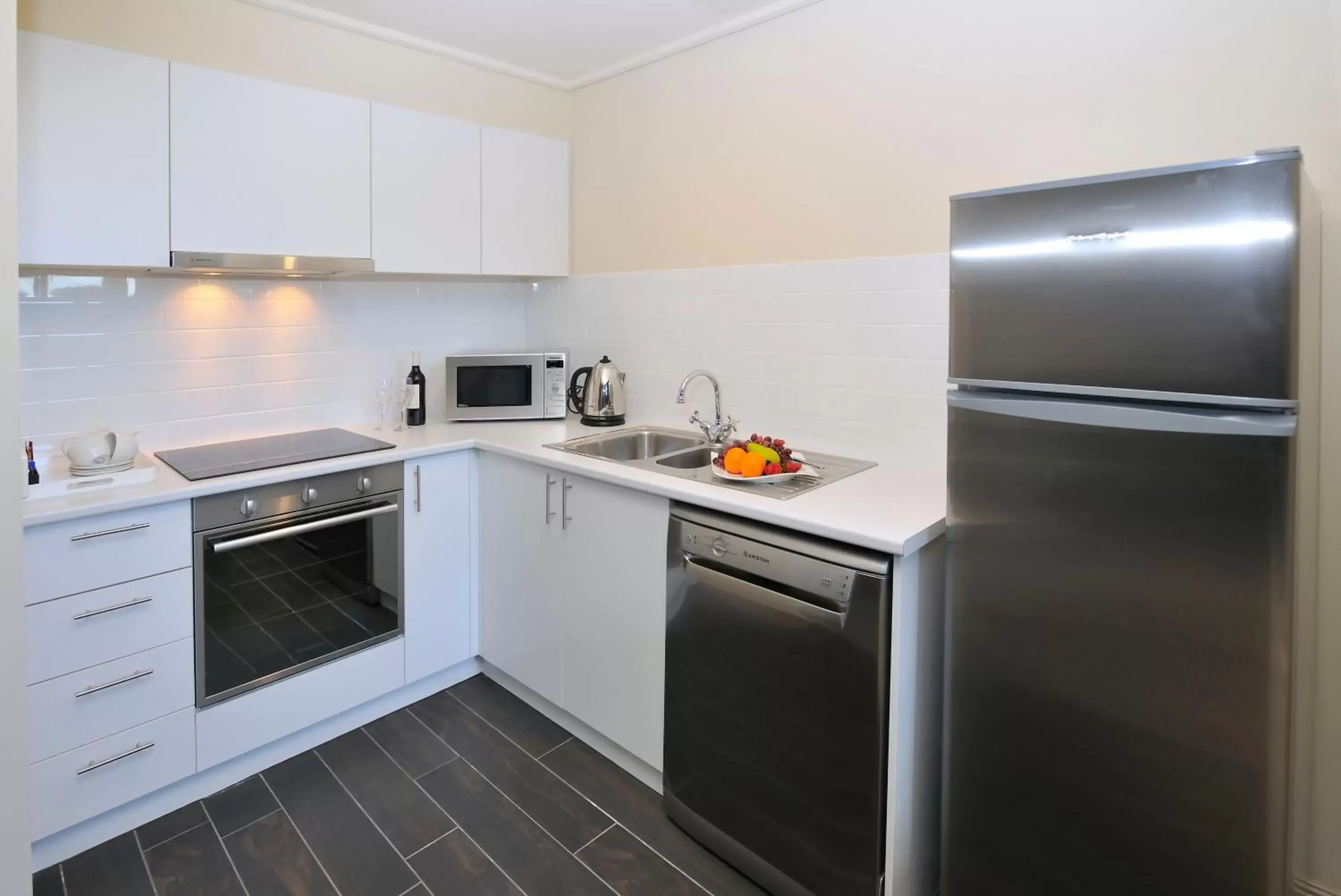 Kitchen or kitchenette, Kitchen/Kitchenette in Grand Hotel Melbourne