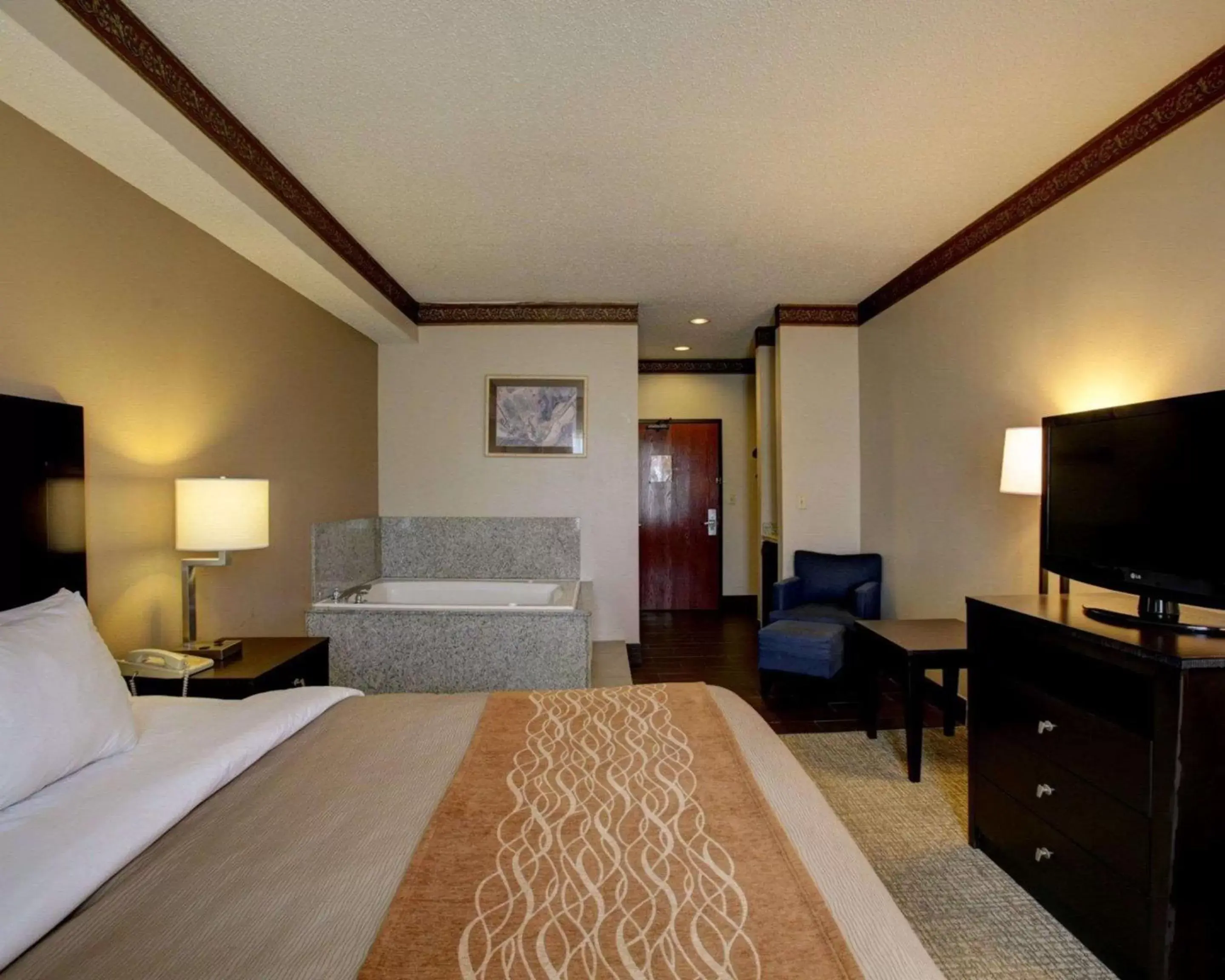 Photo of the whole room, TV/Entertainment Center in Comfort Inn & Suites Seguin