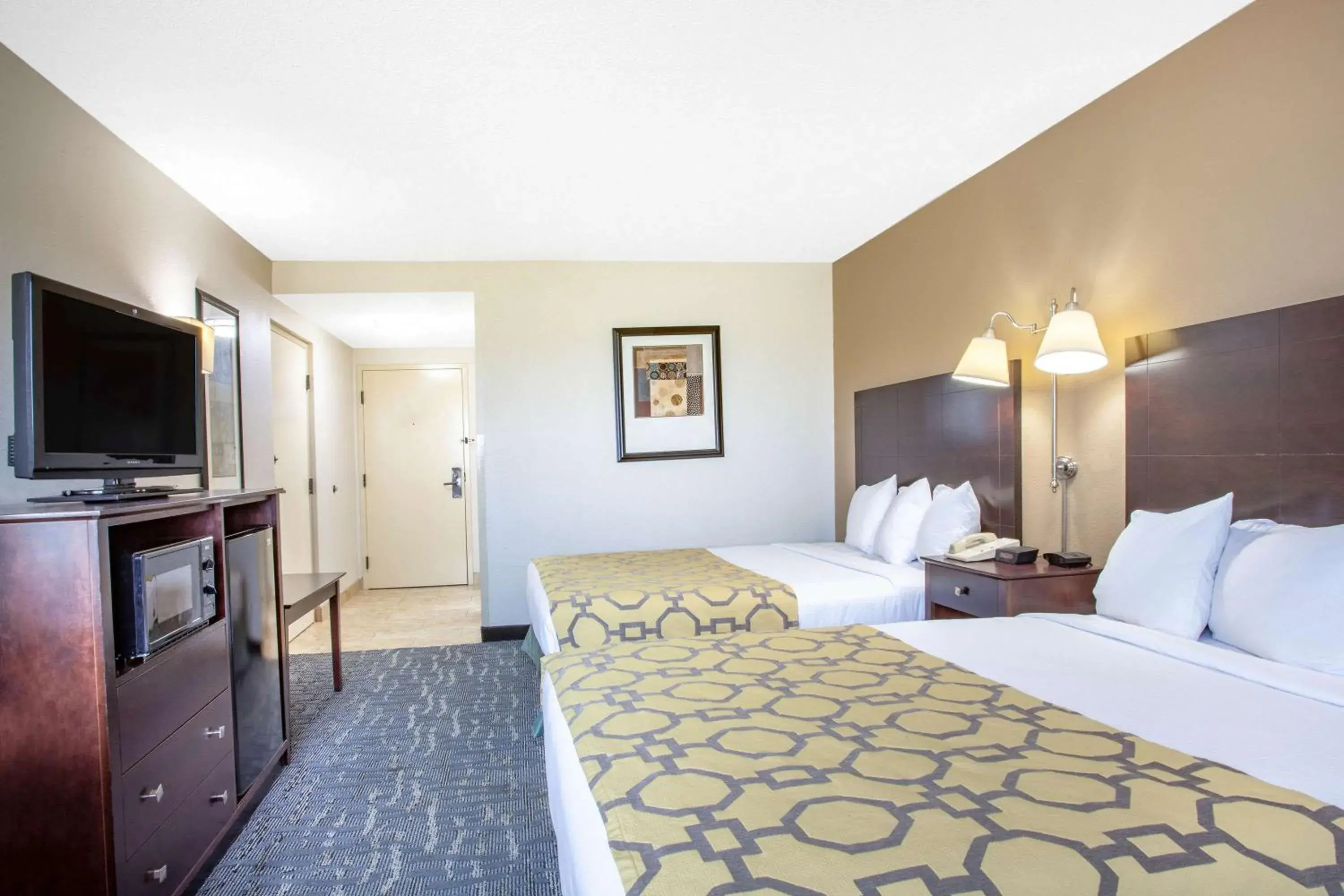 Photo of the whole room, Bed in Baymont by Wyndham Saraland