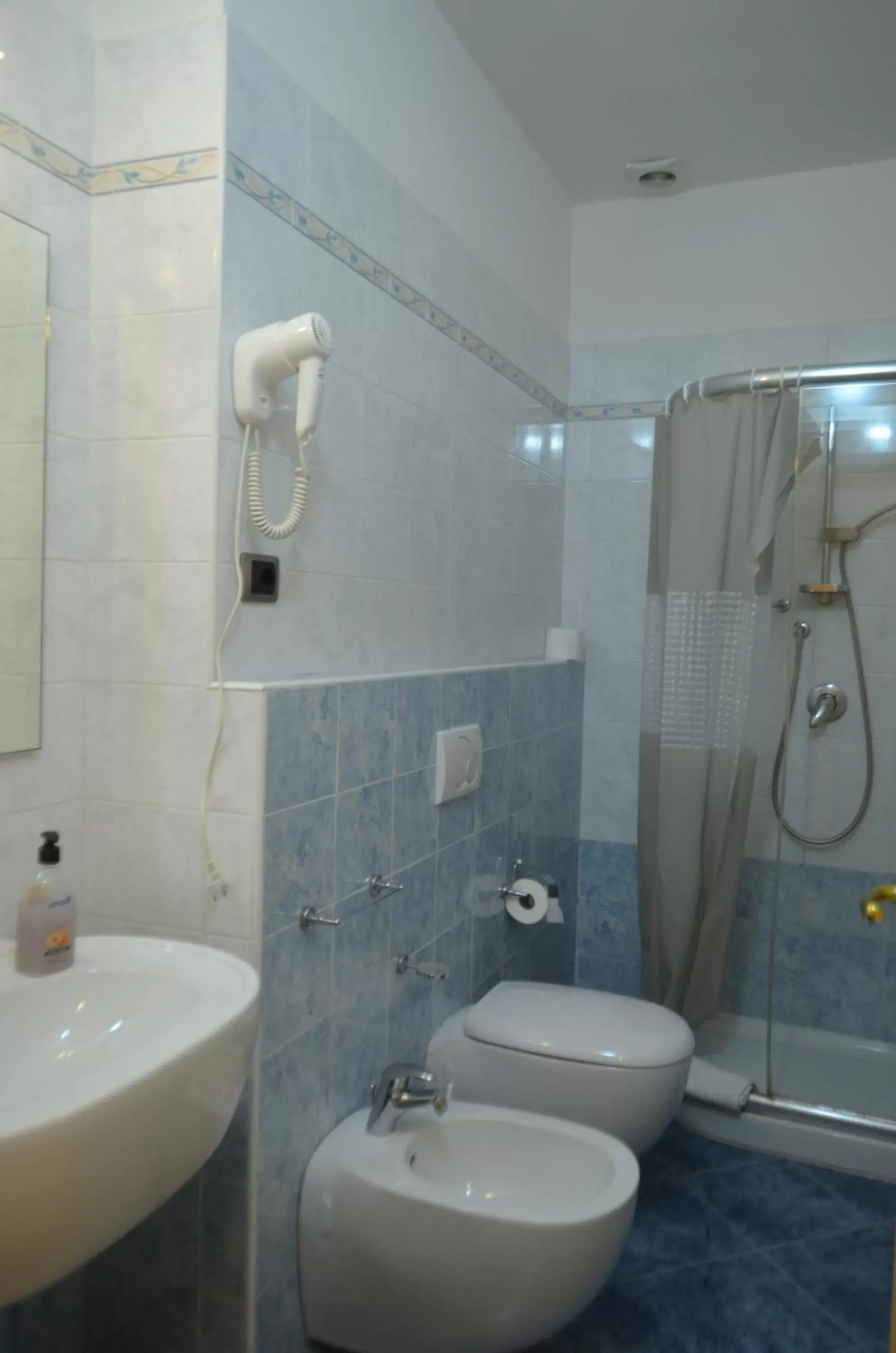 Shower, Bathroom in Casa per ferie religiosa Figlie di Nazareth