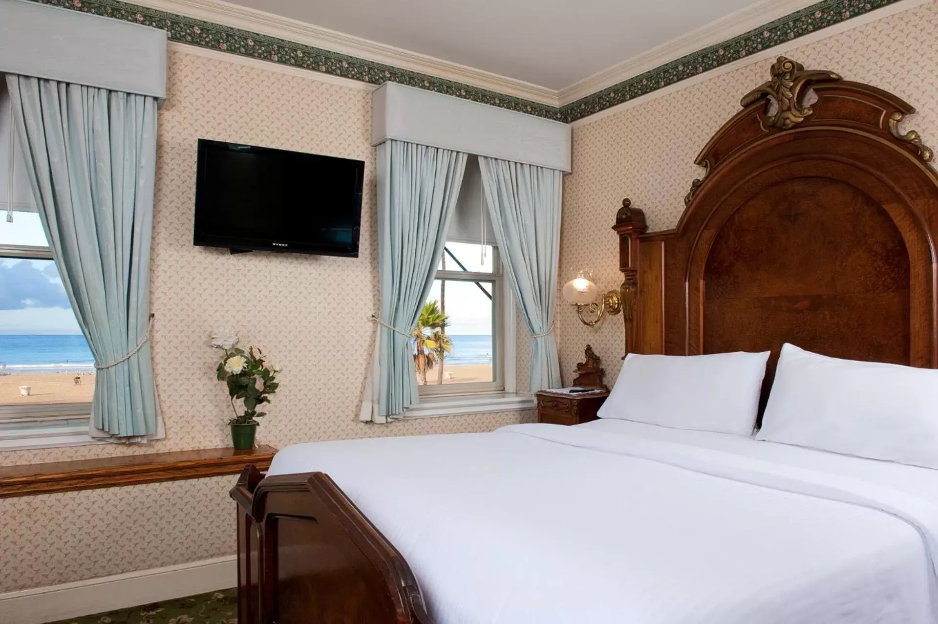 Sea view, Bed in Doryman's Oceanfront Inn