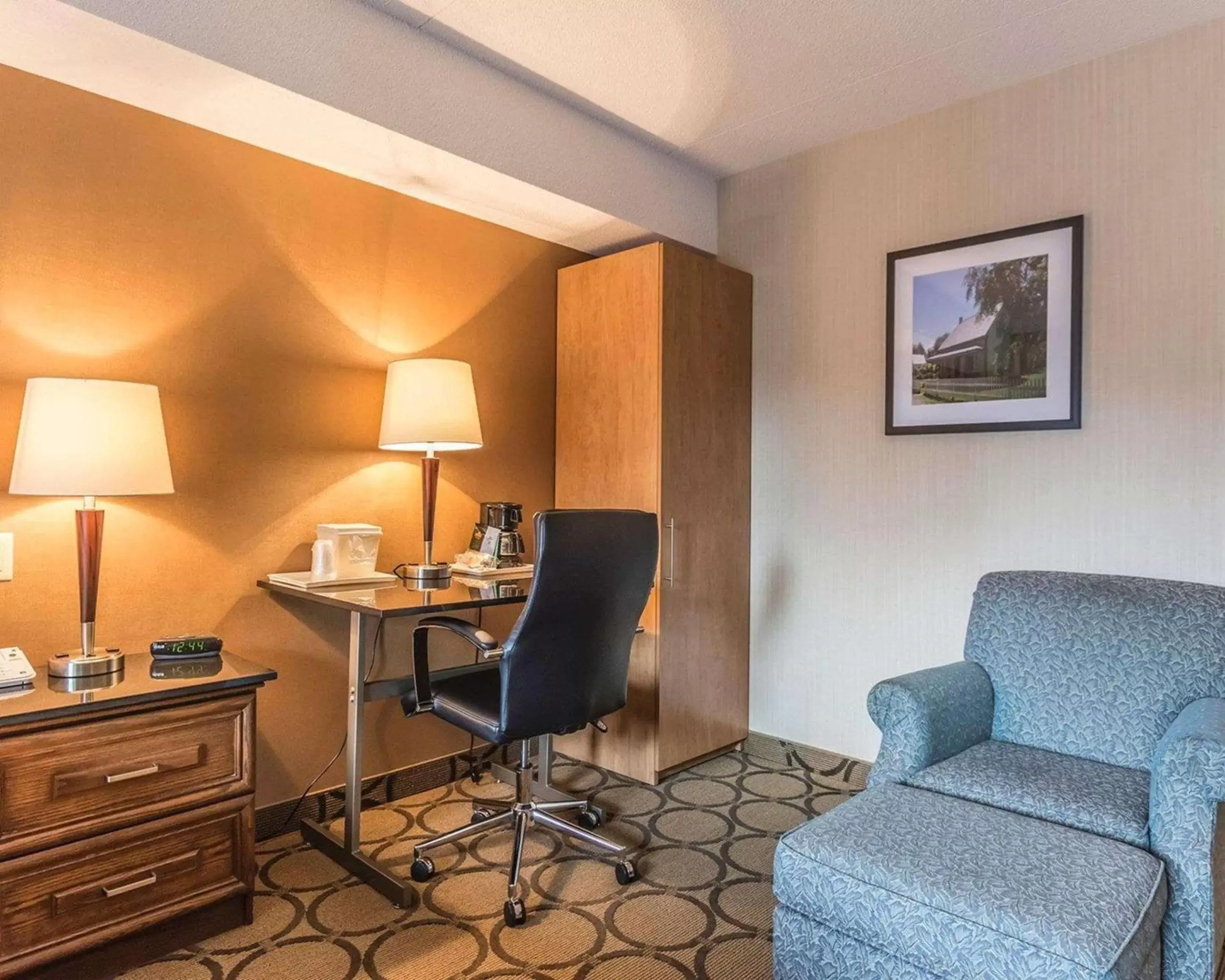 Photo of the whole room, Seating Area in Comfort Inn Drummondville