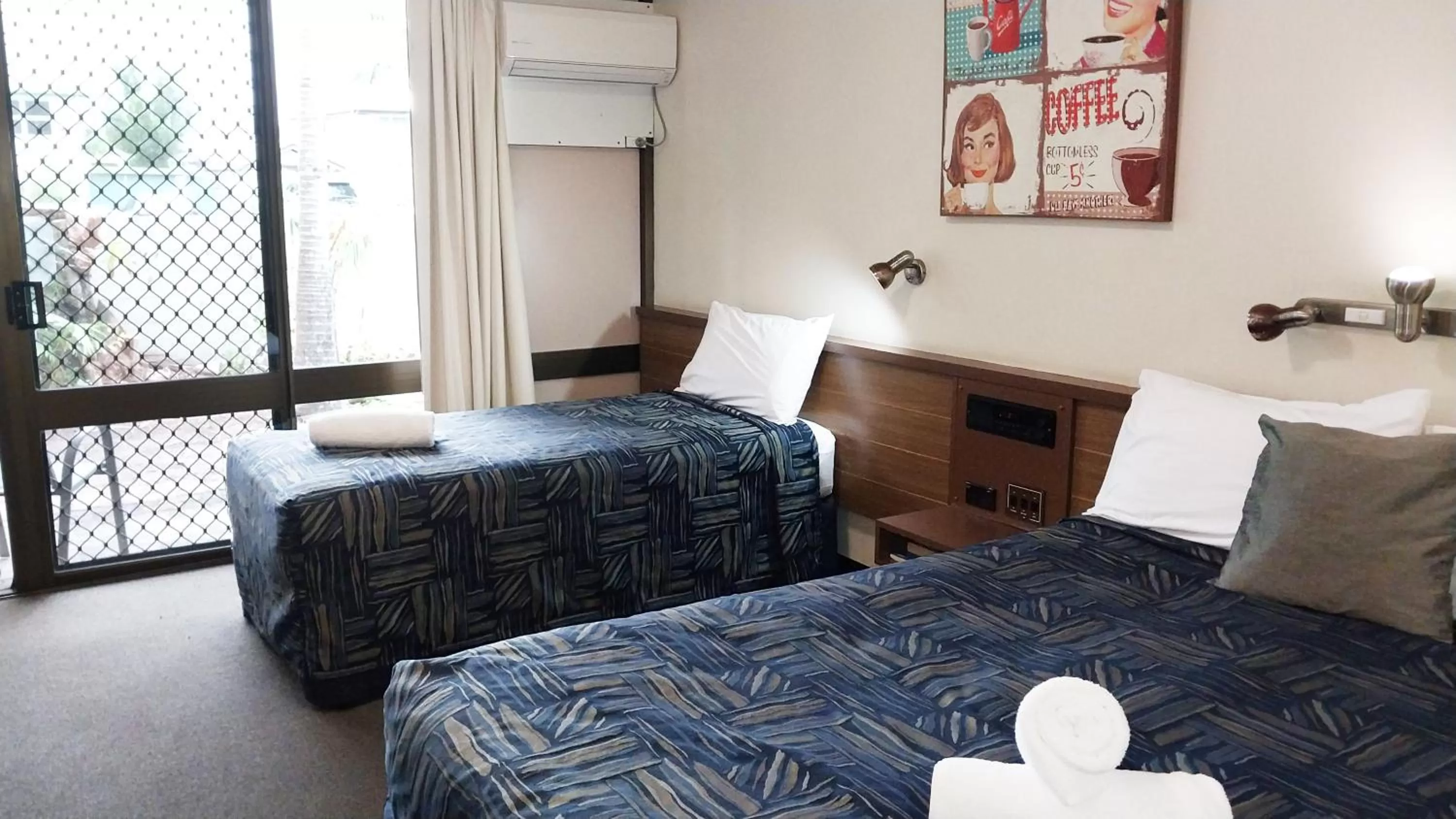 Bedroom, Bed in Miners Lodge Motor Inn