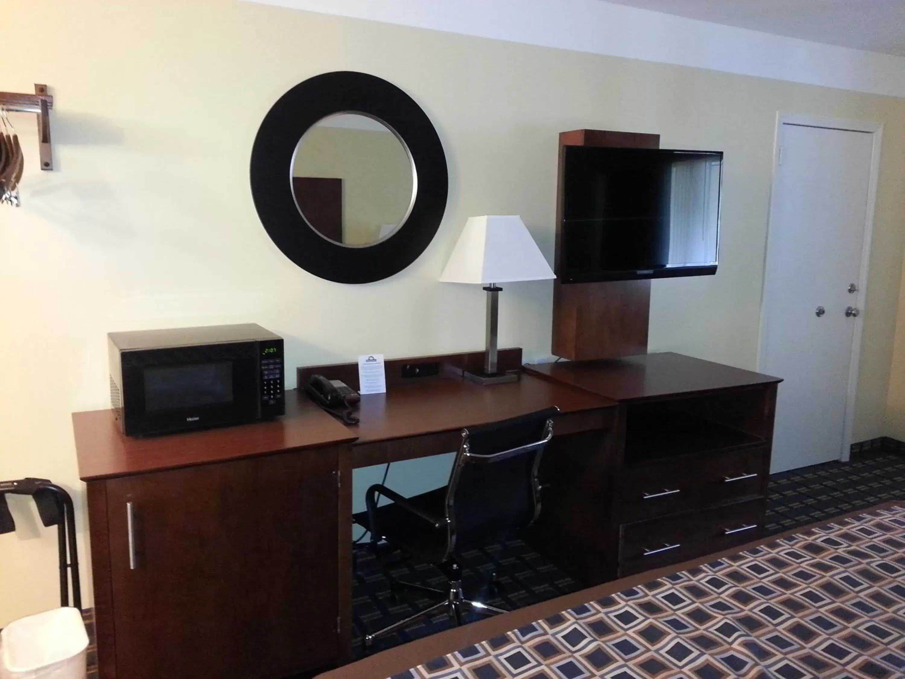 TV and multimedia, TV/Entertainment Center in Days Inn by Wyndham Fultondale