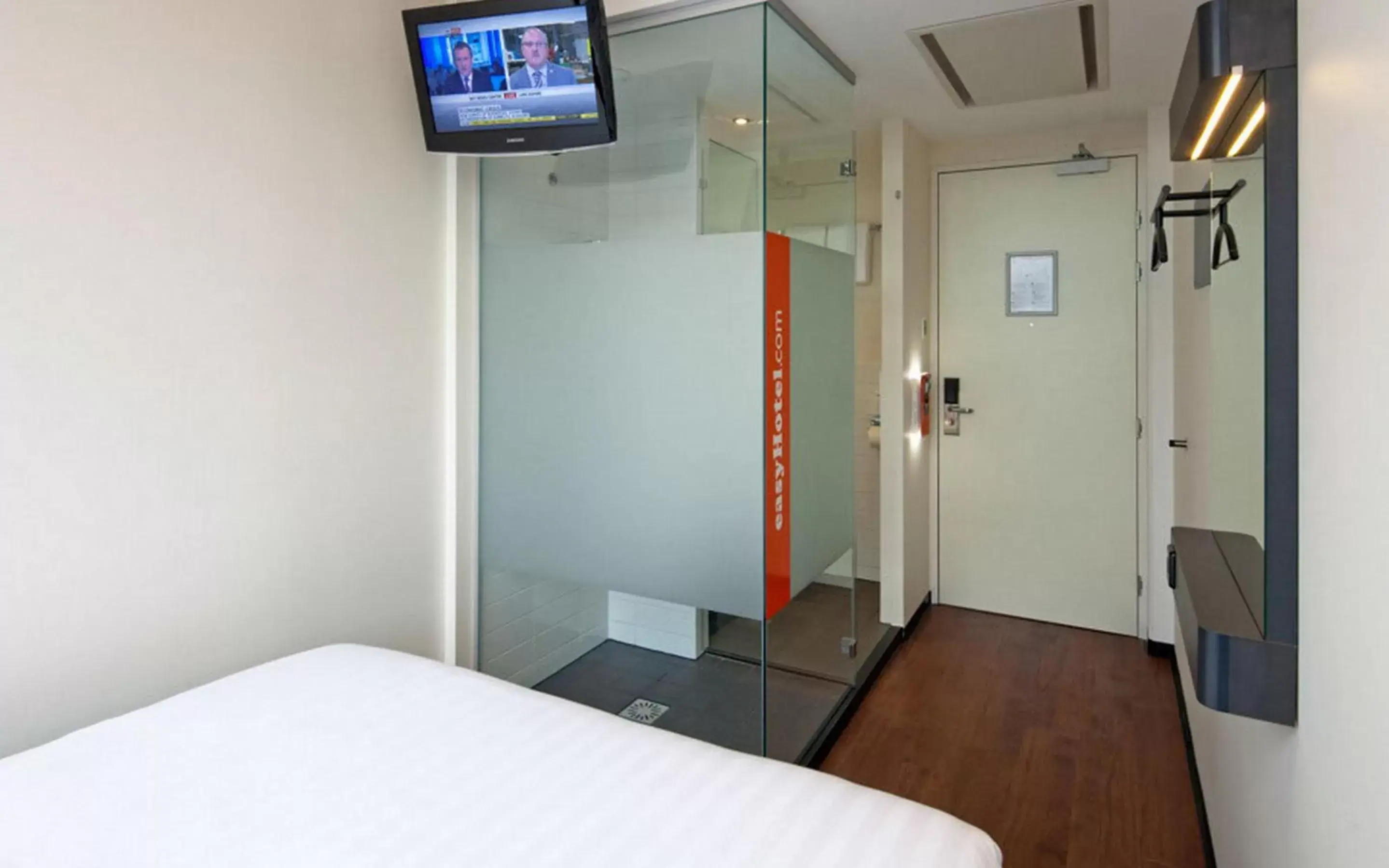 Bed, TV/Entertainment Center in easyHotel Amsterdam City Centre South