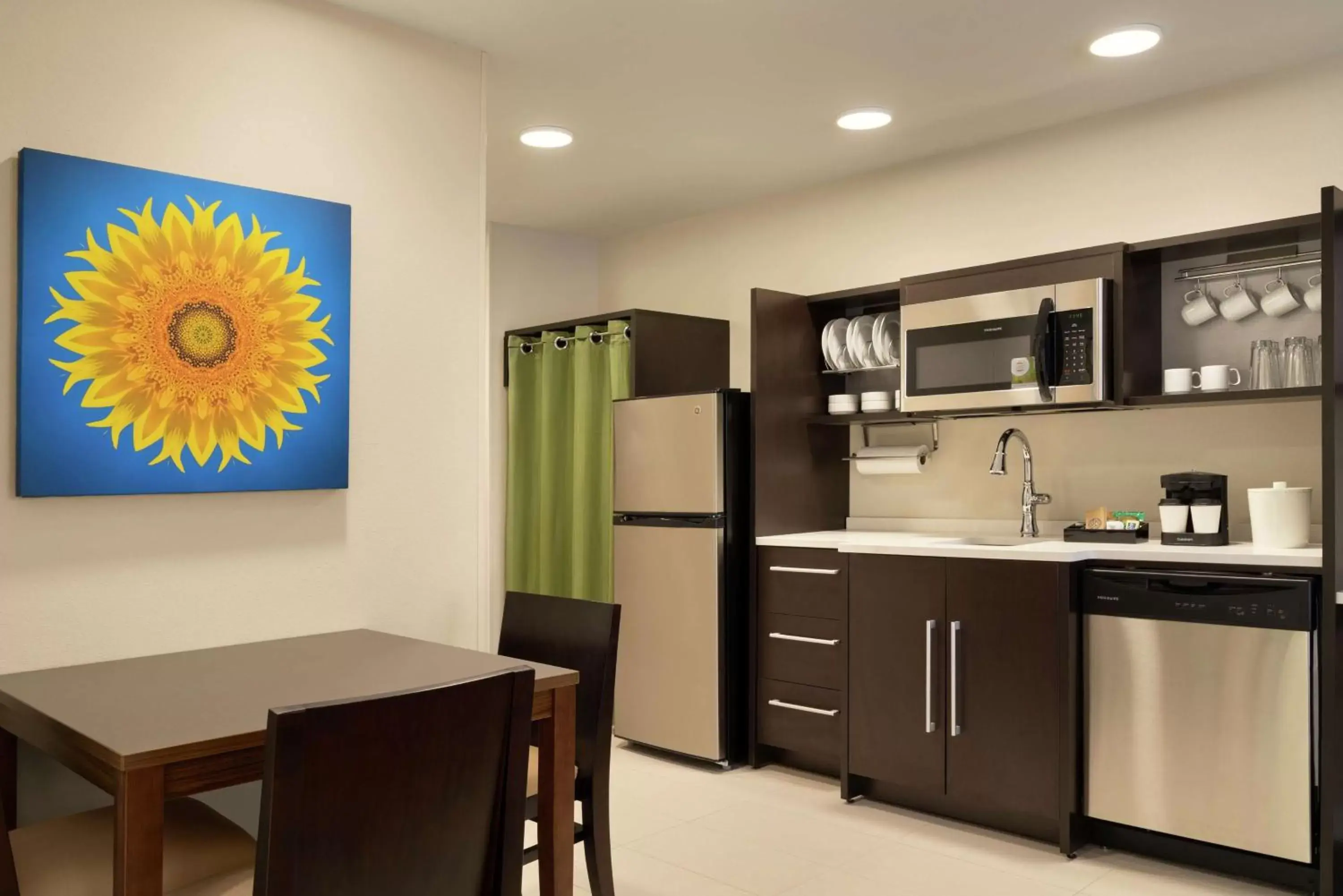 Kitchen or kitchenette, Kitchen/Kitchenette in Home2 Suites By Hilton Leavenworth Downtown