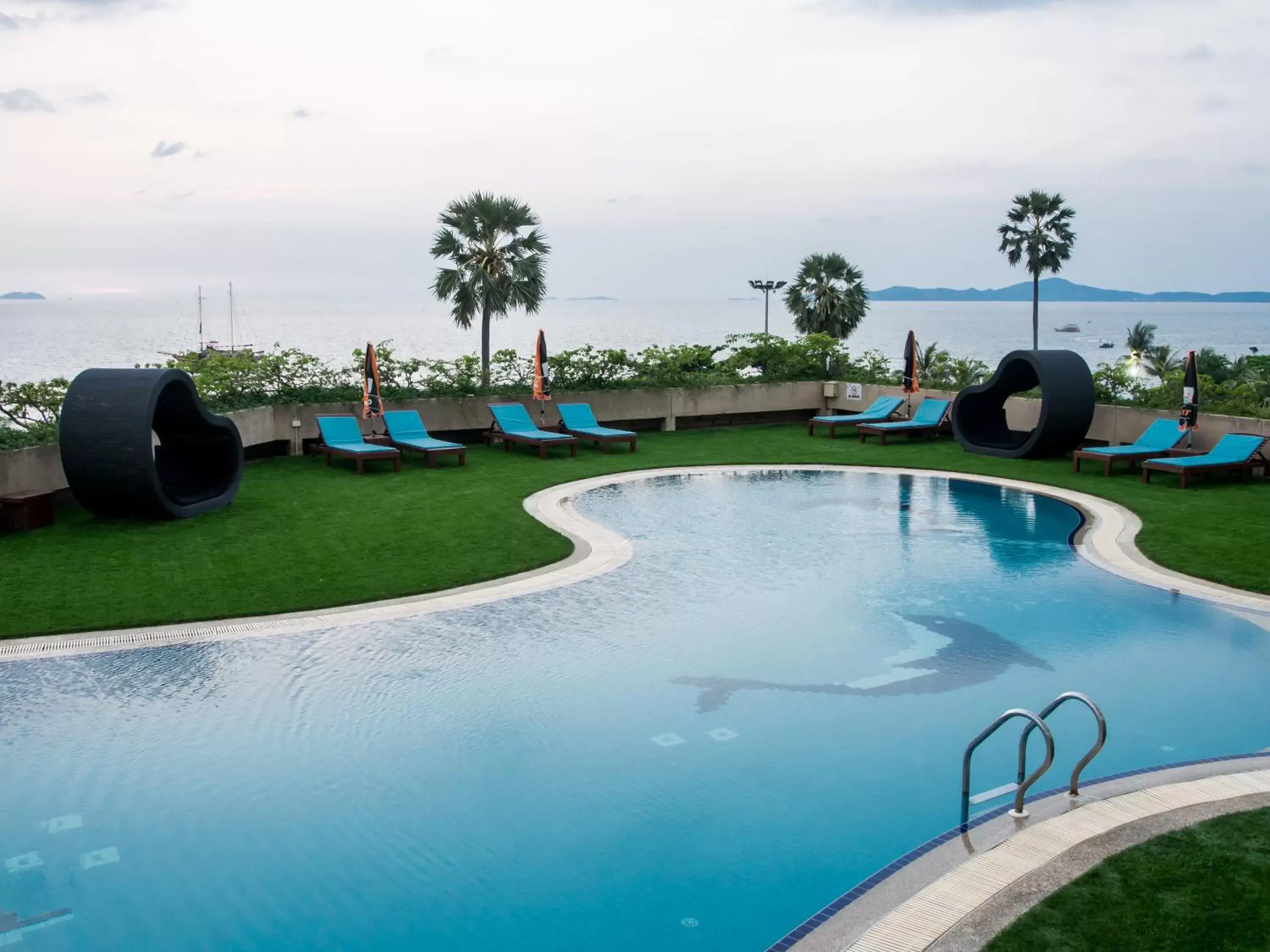 Beach, Swimming Pool in Grand Jomtien Palace Hotel - SHA Extra Plus