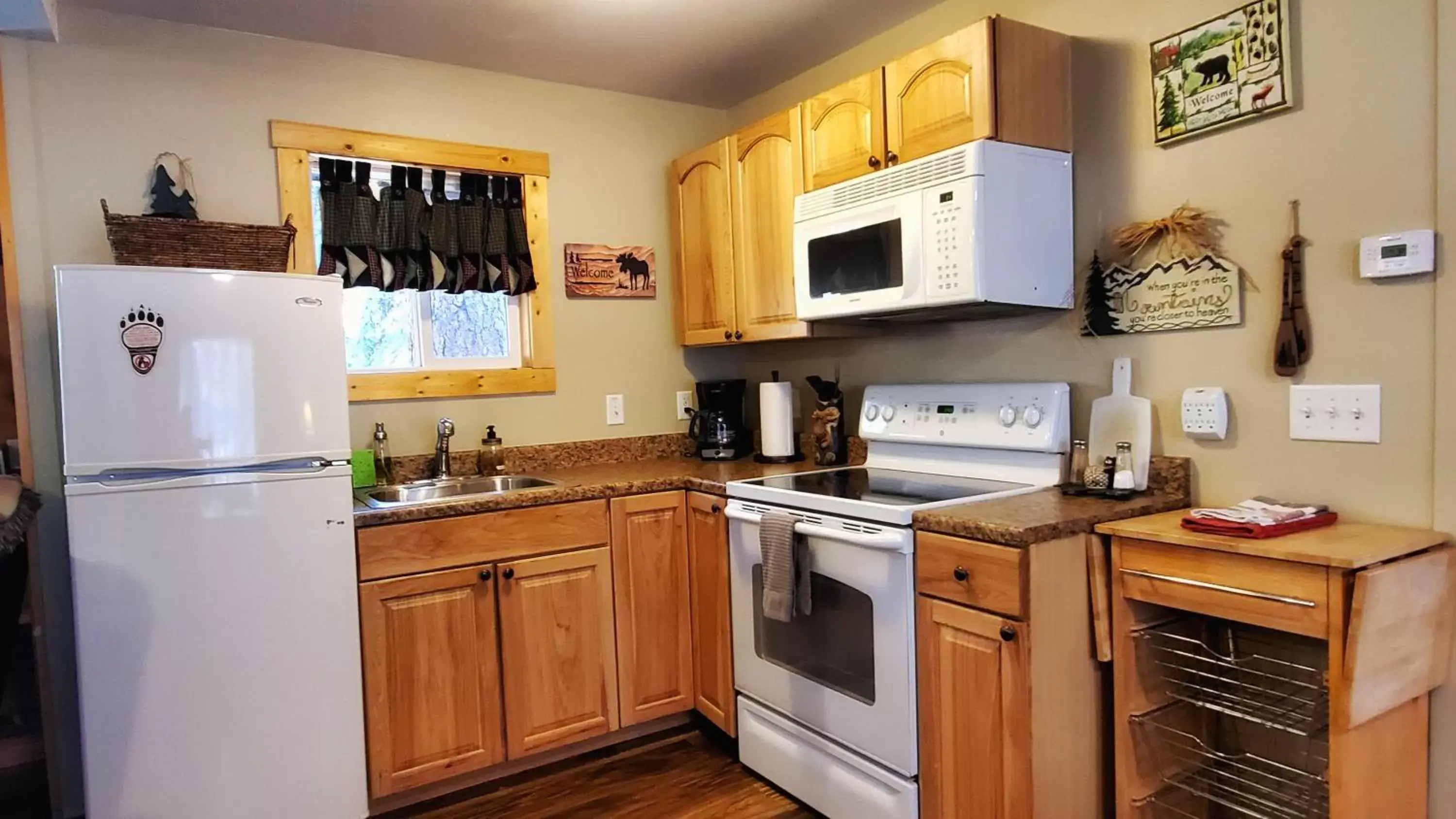 Coffee/tea facilities, Kitchen/Kitchenette in The Inn on Fall River & Fall River Cabins