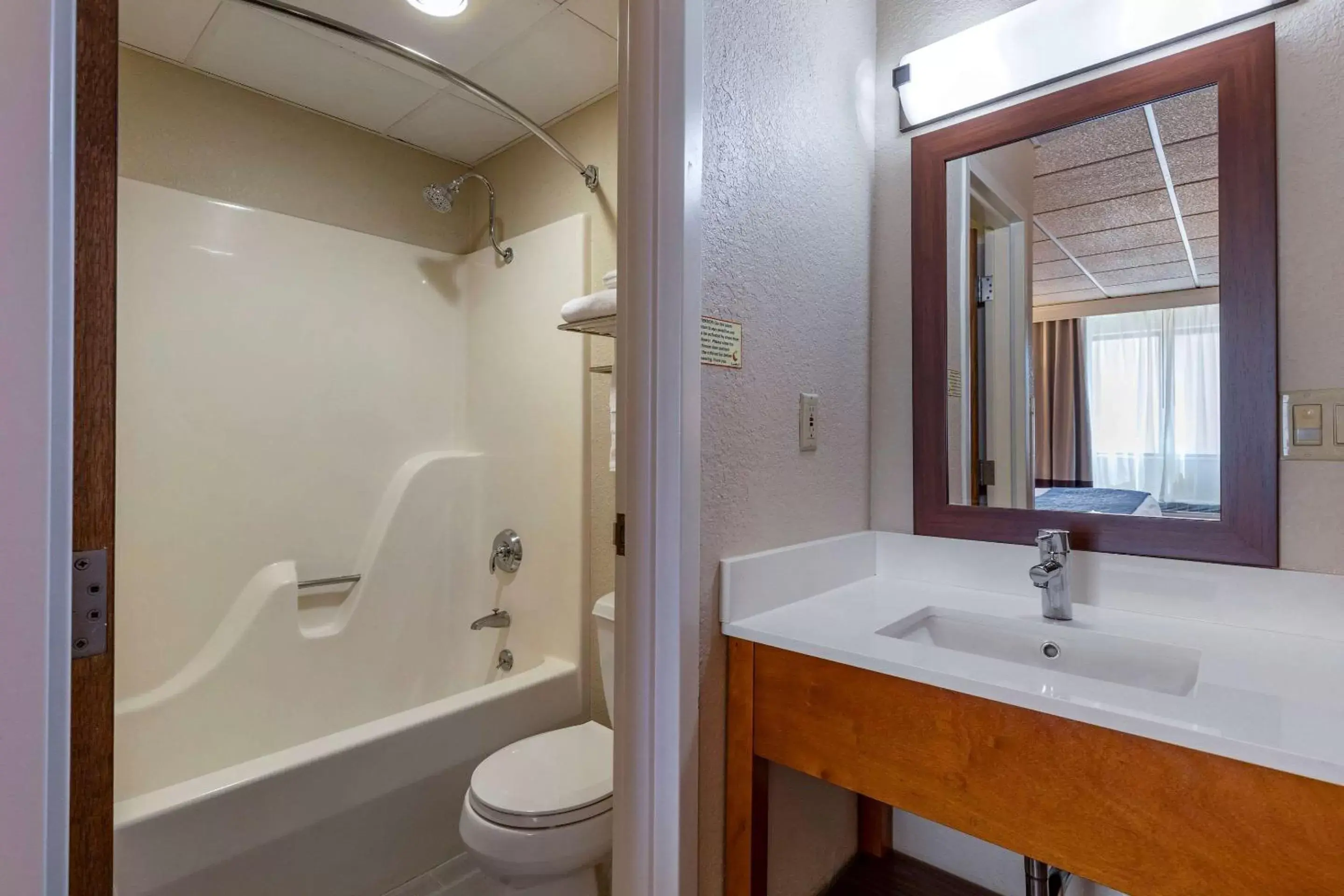 Bedroom, Bathroom in Comfort Inn & Suites Gateway to Glacier National Park