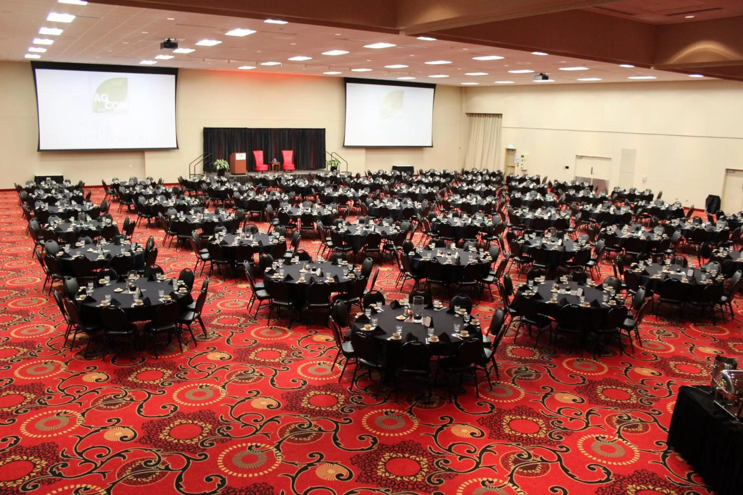 Meeting/conference room in Holiday Inn Des Moines-Airport Conference Center, an IHG Hotel