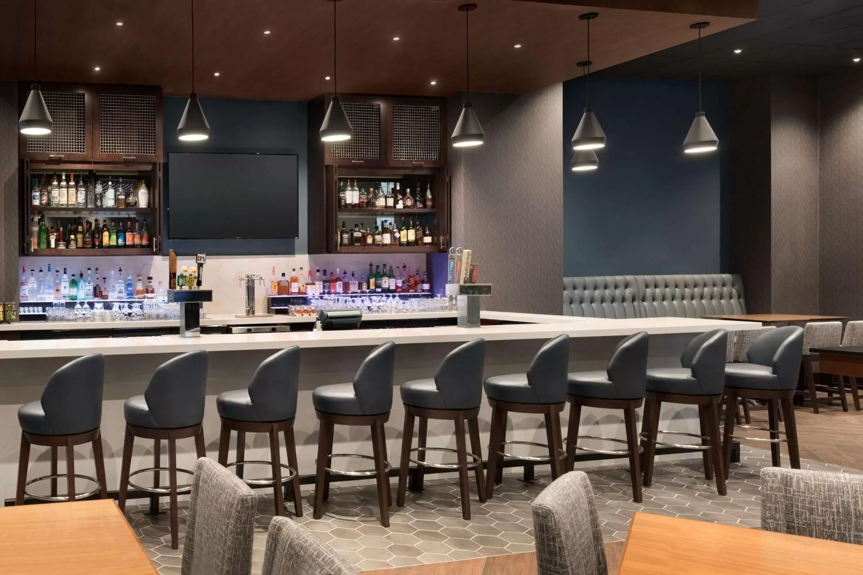 Lounge or bar, Lounge/Bar in Embassy Suites by Hilton Chicago Lombard