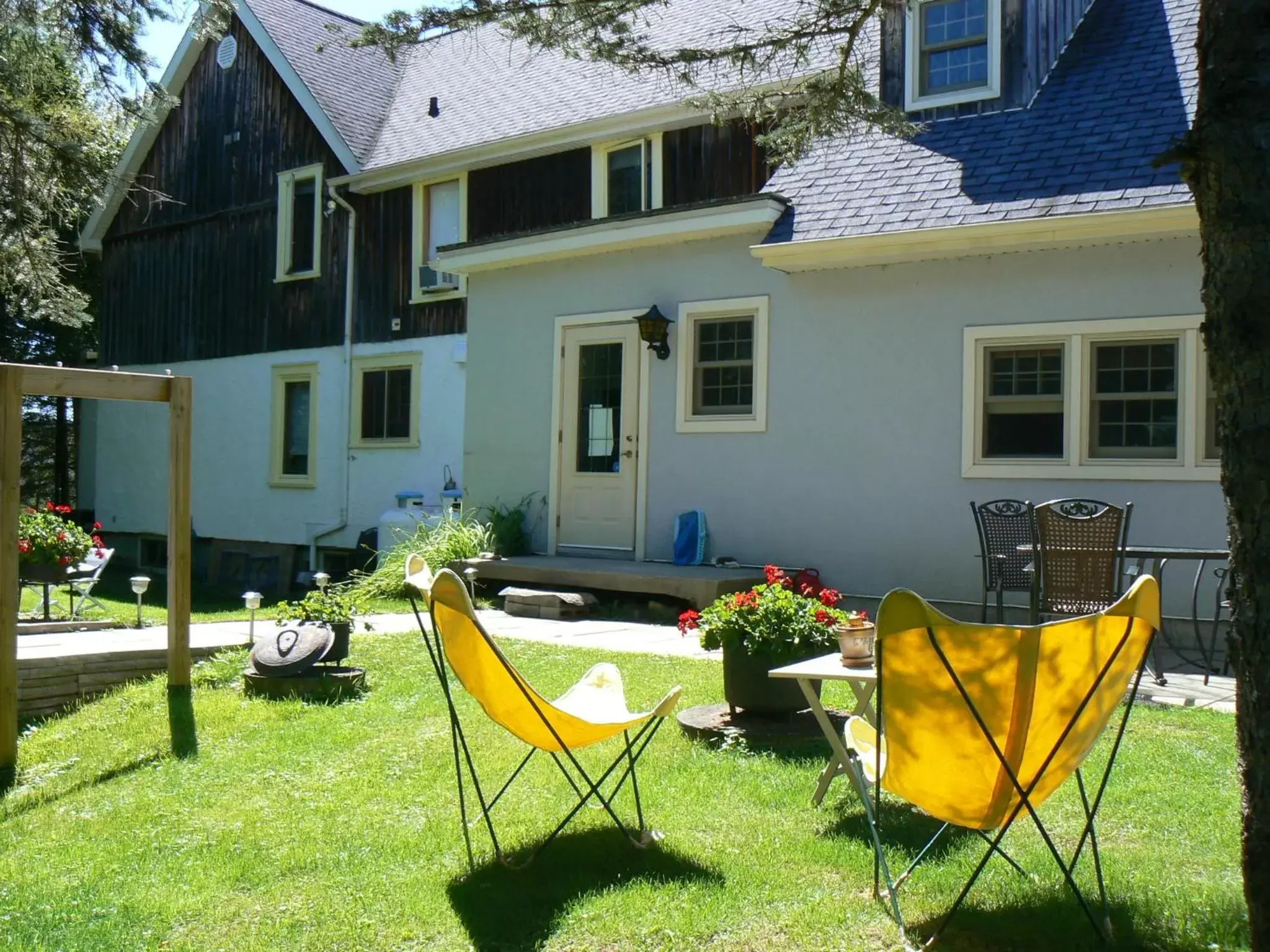 Patio, Property Building in Auberge de la Tour et Spa